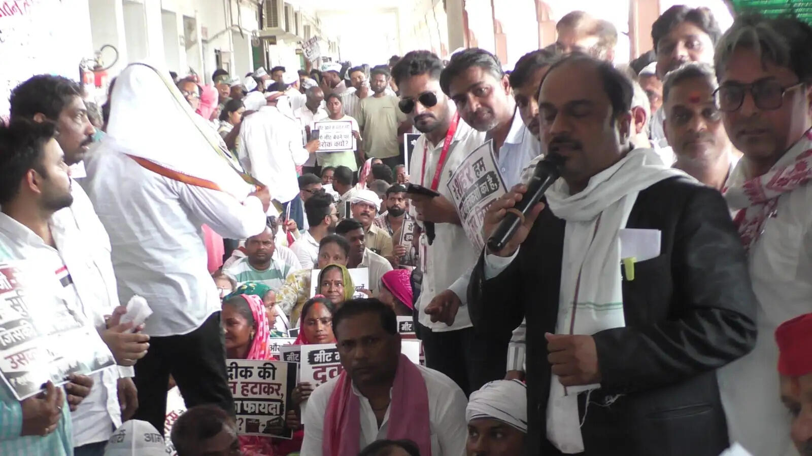 कांग्रेस का नगर निगम पर घेराव: मीट-मांस की दुकानों को शहर से बाहर करने के फैसले के खिलाफ धरना, बड़े आंदोलन की चेतावनी