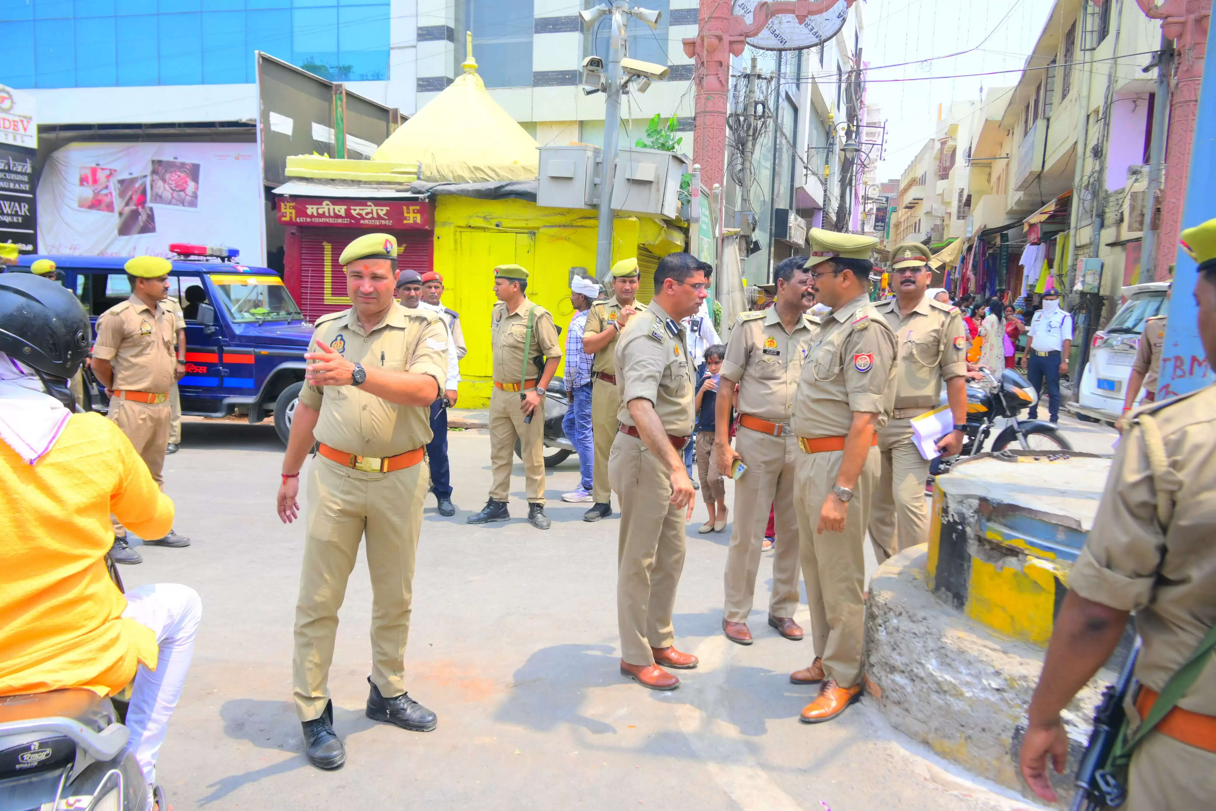 वाराणसी में मुख्यमंत्री के आगमन से पहले सुरक्षा व्यवस्था का निरीक्षण