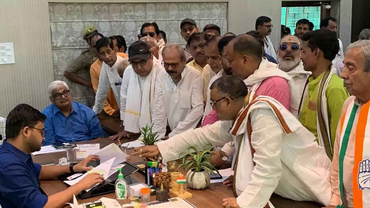 कांग्रेस ने दी चेतावनी : मैदागिन पर राजीव गांधी की प्रतिमा के सामने से होर्डिंग हटाओ, वरना होगा आंदोलन