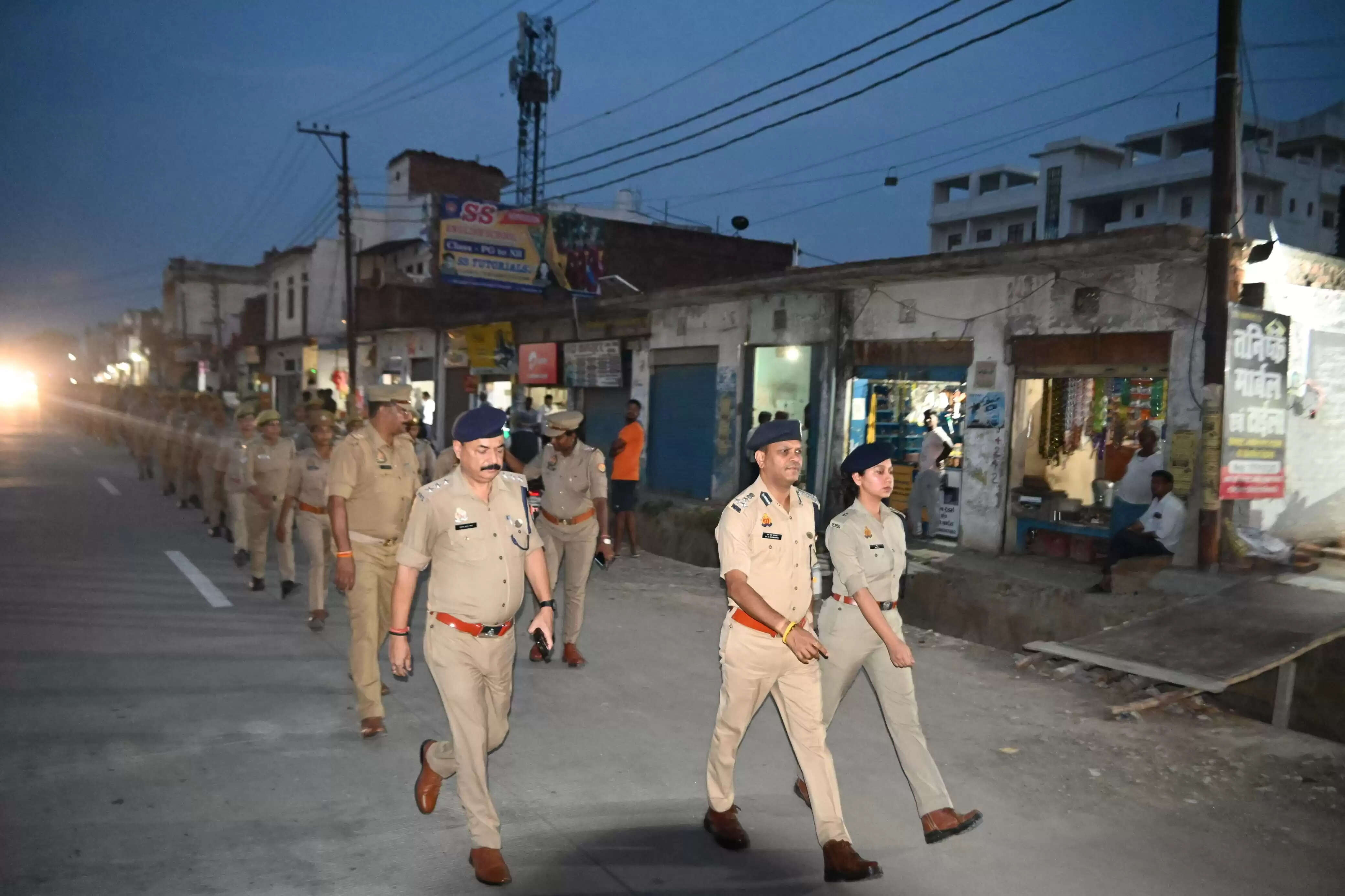 &nbsp; वाराणसी: अपर पुलिस आयुक्त ने लोहता थाना क्षेत्र में किया रूट मार्च और निरीक्षण, यातायात व सुरक्षा व्यवस्था का लिया जायजा