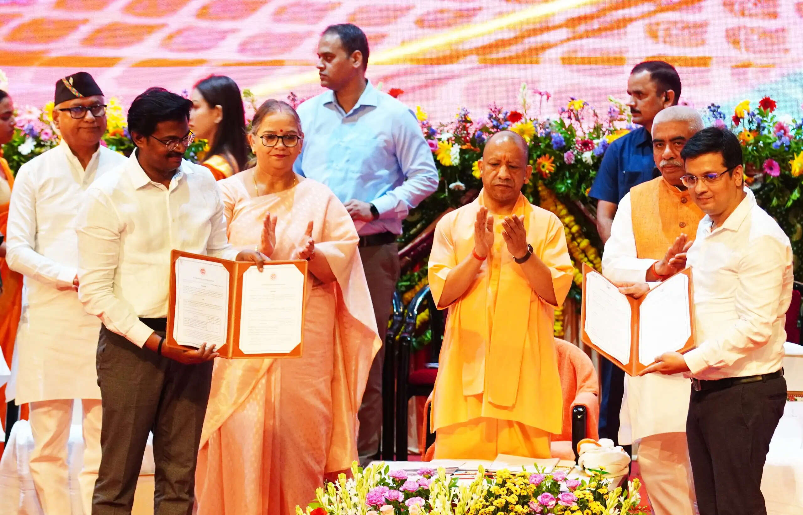 राष्ट्रीय हथकरघा दिवस पर मुख्यमंत्री योगी आदित्यनाथ ने बुनकरों को किया सम्मानित