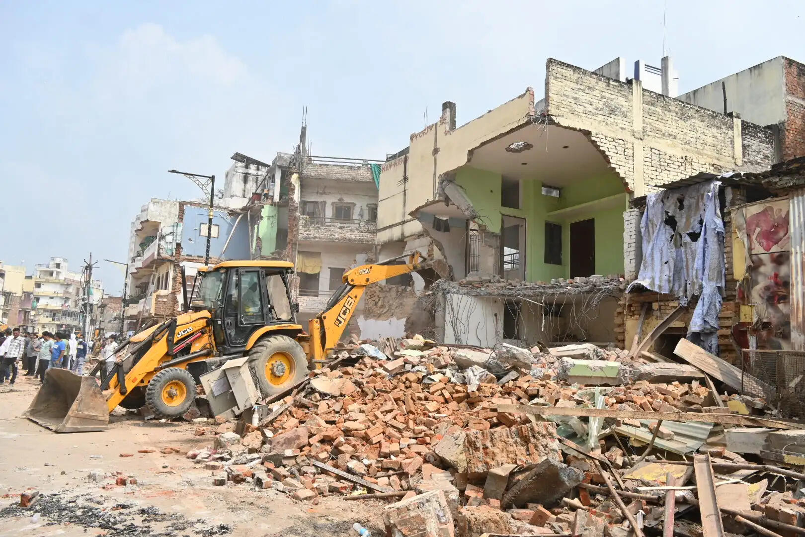 नगर निगम ने 10 जर्जर भवनों पर चलवाया बुलडोजर