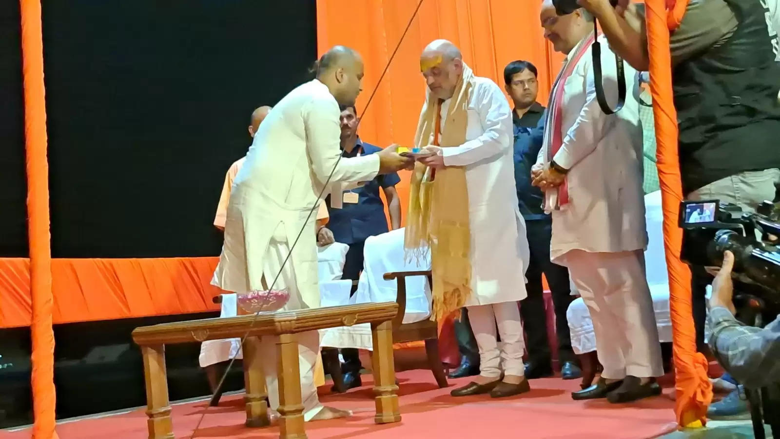 amit shah in ganga aarti