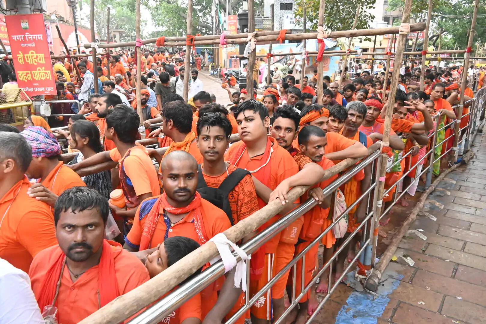 हर हर महादेव से गूंजे शिवालय, सावन के सोमवार पर आस्था का समुद्र