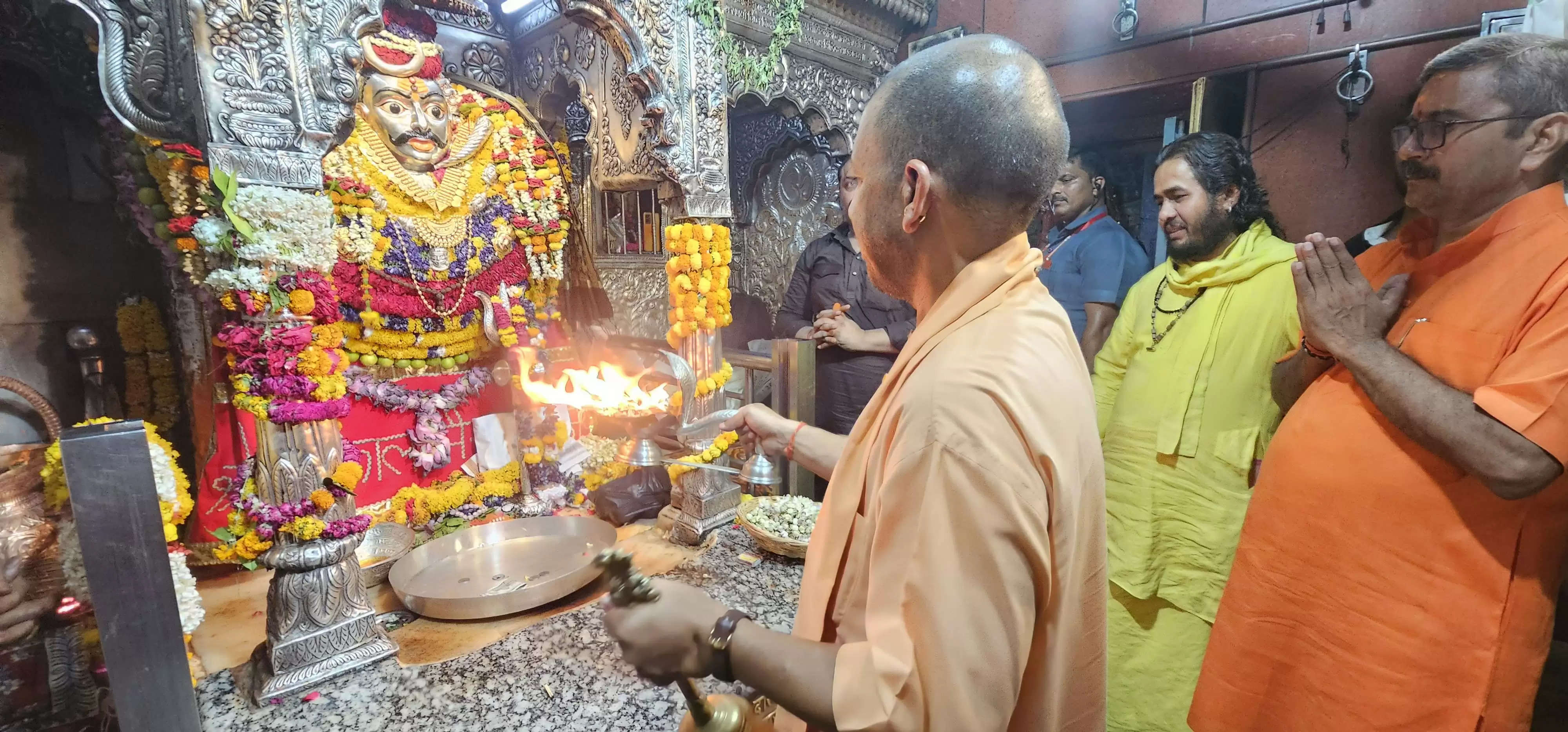 पीएम ने किया संकट मोचन मंदिर में दर्शन-पूजन