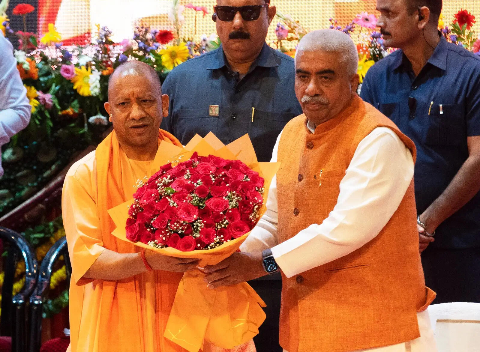 हथकरघा को नई पहचान दिला रही योगी सरकार, बुनकरों का बढ़ा उत्साह