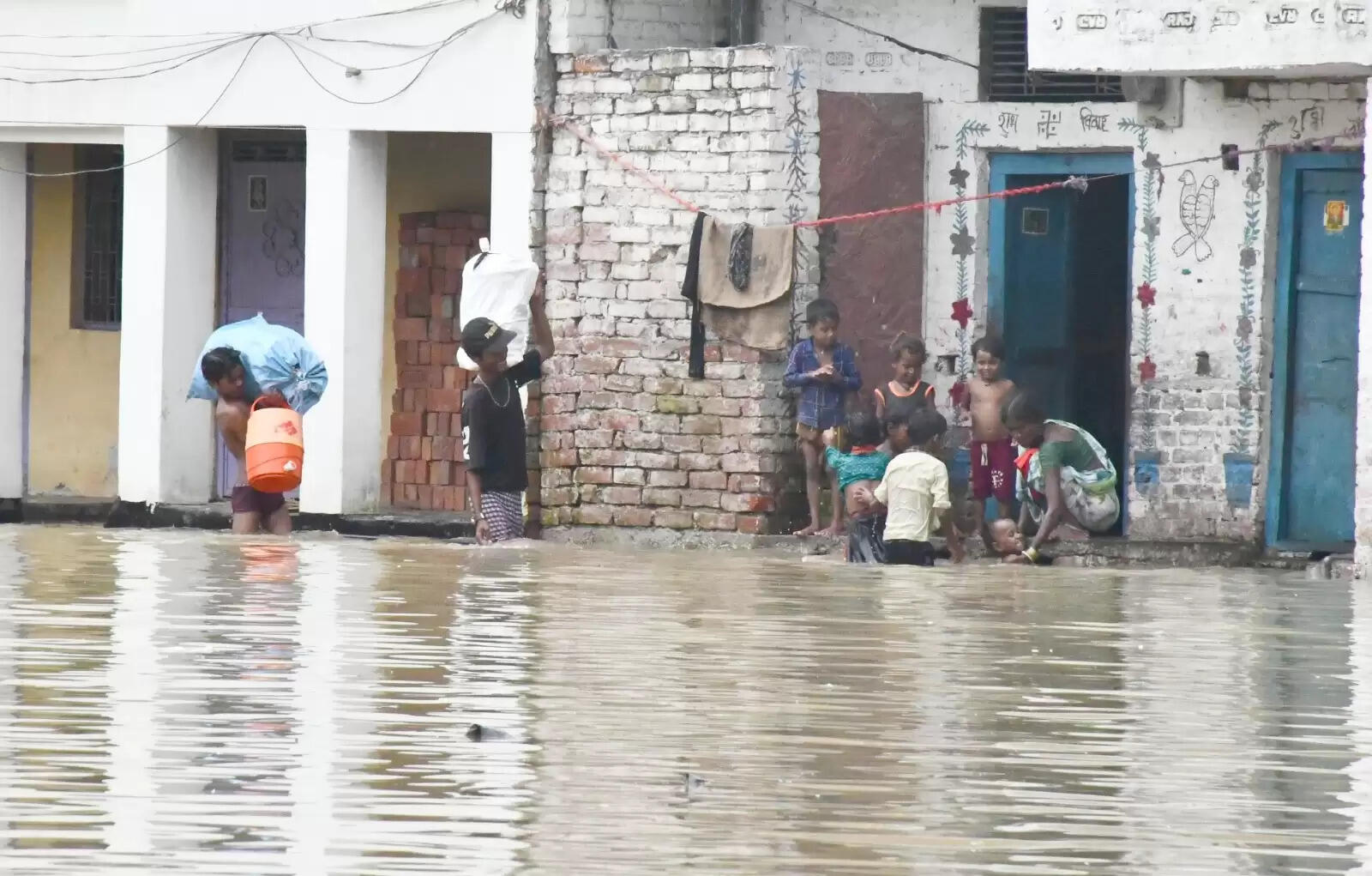 वाराणसी। पतितपावनी मां गंगा काशी में इस समय अपने रौद्र रूप में हैं। बनारस में गंगा का जलस्तर खतरे के निशान से ऊपर पहुंच चुका है। इसके चलते वरूणा भी उफान पर है। शहर के कई इलाके और गांव बाढ़ की चपेट में आ चुके हैं। सड़कें और गलियों में गाड़ी-मोटर की जगह नावें दौड़ रही हैं। वहीं हजारों लोग घर छोड़कर पलायन को विवश हो गए हैं। तस्वीरों में देखिये बनारस में बाढ़ के हालात.....।