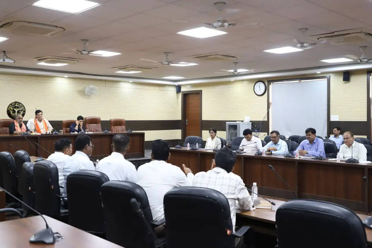 आगामी मानसून को देखते हुए वाराणसी में जलजमाव और गंदगी की समस्या से निपटने के लिए प्रशासन ने तैयारियां तेज कर दी हैं। शनिवार को सर्किट हाउस सभागार में आयोजित समीक्षा बैठक में उत्तर प्रदेश के नगर विकास मंत्री एके शर्मा ने नगर निगम और जलकल विभाग के अधिकारियों को शहर के सभी छोटे-बड़े नालों की सफाई समय से पूरी कराने का निर्देश दिया। उन्होंने कहा कि नालों से निकाली गई सिल्ट और मलबे का तत्काल उठान सुनिश्चित किया जाए, ताकि वह दोबारा नालों में न जाए और सड़कों पर गंदगी न फैले। उन्होंने चेतावनी दी कि सफाई कार्य में लापरवाही मिलने पर संबंधित अधिकारियों के खिलाफ कड़ी कार्रवाई की जाएगी।