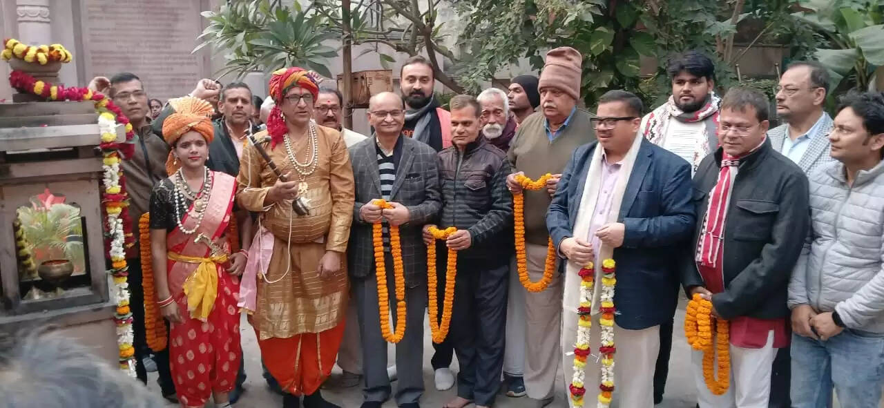 भदैनी स्थित वीरांगना महारानी लक्ष्मीबाई की जन्मस्थली पर रविवार की शाम “एक शाम वीरांगना के नाम” कार्यक्रम का भव्य आयोजन किया गया। यह आयोजन अंतरराष्ट्रीय घाट वॉक विश्वविद्यालय और जागृति फाउंडेशन के संयुक्त तत्वावधान में किया गया, जिसमें बड़ी संख्या में शहर के प्रबुद्ध नागरिक, इतिहास प्रेमी और स्थानीय लोग शामिल हुए।