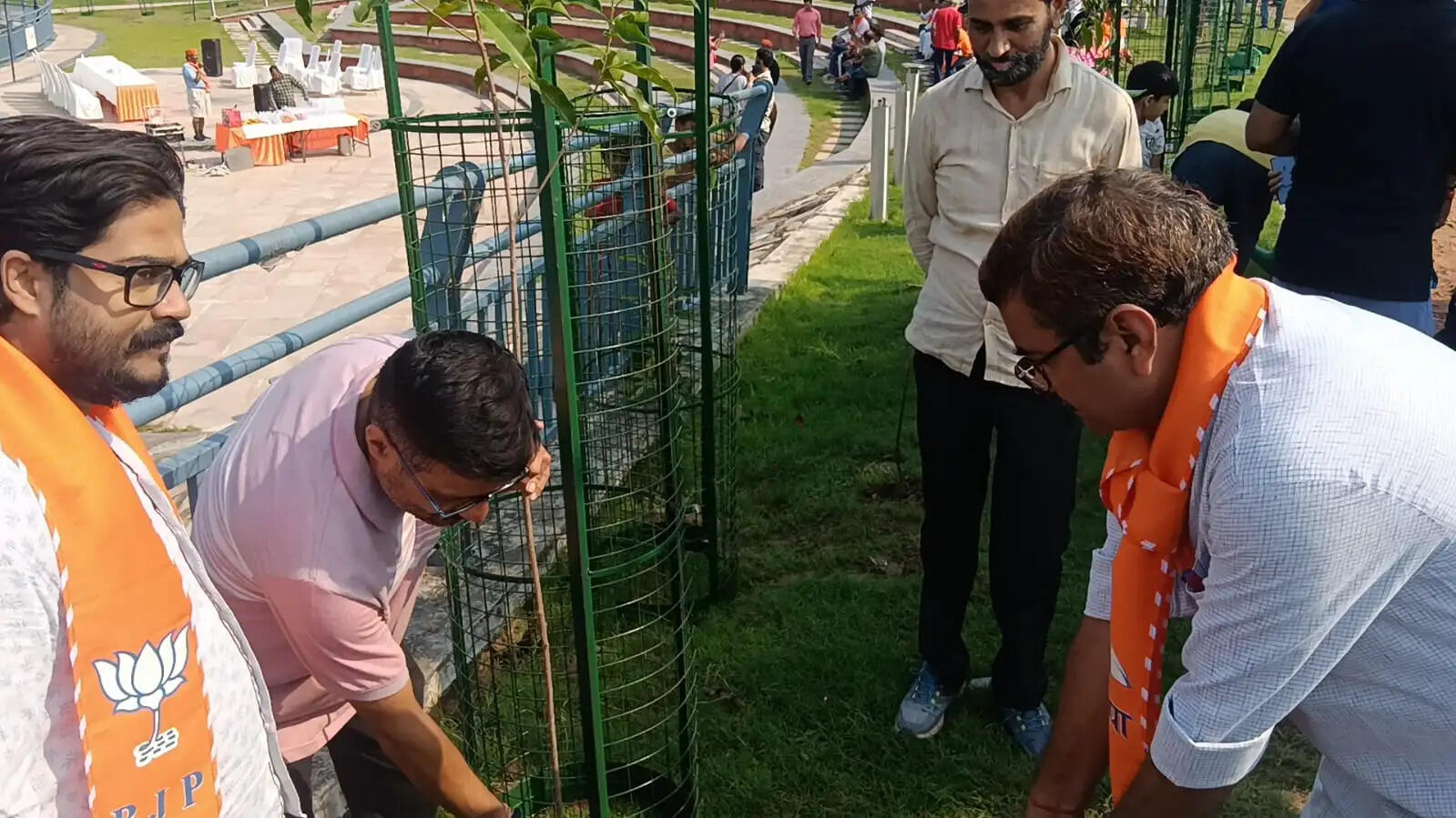 जनता के पैसे पर डकैती डालने वालों की जेबें प्रधानमंत्री मोदी ने खाली कराईं: मुख्यमंत्री  लोकभवन में ‘नमो सेवा अनकही कहानियां’ पर आधारित नाट्य श्रृंखला मंचन कार्यक्रम को सीएम योगी आदित्यनाथ ने किया संबोधित   बोले- जनधन खाते खोलने पर विपक्ष उड़ाता था खिल्ली, अब गरीब के खाते में सीधे पहुंच रहा उसका पैसा  आज देश में कोई व्यक्ति भूखा नहीं सोता, चप्पल पहनने वाला भी कर रहा हवाई यात्रा: योगी  2004 से 2014 के बीच भ्रष्टाचार, अराजकता और अकर्मण्यता से देश में था अविश्वास: मुख्यमंत्री  प्रधानमंत्री मोदी की 25 वर्ष की यात्रा बिना रुके, बिना झुके और बिना डिगे सेवा की मिसाल  लखनऊ, 2 अक्टूबर। मुख्यमंत्री योगी आदित्यनाथ ने विपक्ष पर निशाना साधते हुए कहा कि जनधन खाते खोले जा रहे थे तो विपक्ष खिल्ली उड़ाता था कि खाली खाते खोलकर क्या होगा। आज पता चल गया कि प्रधानमंत्री नरेन्द्र मोदी जी ने जनता के पैसे पर डकैती डालने वालों की जेबें खाली कराईं और गरीब का पैसा सीधे उसके खाते तक पहुंचाया। जिनकी जेबों तक जनता का पैसा पहुंचता था, उन्हें बुरा लगना और उनका विरोध करना स्वाभाविक है।  बिना रुके, बिना झुके और बिना डिगे 25 वर्ष मुख्यमंत्री शुक्रवार को लोकभवन सभागार में सेवा संकल्प अभियान के तहत ‘नमो सेवा अनकही कहानियां’ पर आधारित नाट्य श्रृंखला मंचन कार्यक्रम को संबोधित कर रहे थे। उन्होंने कहा कि प्रधानमंत्री नरेन्द्र मोदी जी 7 अक्टूबर को गुजरात के मुख्यमंत्री और देश के प्रधानमंत्री के रूप में जनसेवा के 25 वर्ष पूरे करेंगे। यह बिना रुके, बिना झुके और बिना डिगे सेवा की यात्रा है। इसमें विरासत और विकास के समन्वय के साथ बिना भेदभाव योजनाओं को समाज के विभिन्न वर्गों तक पहुंचाया गया।   उन्होंने कहा कि सात अक्टूबर 2001 को मोदी जी ने ऐसे समय गुजरात की जिम्मेदारी संभाली, जब राज्य भूकंप की त्रासदी से जूझ रहा था। इसके बाद दंगों की चुनौती भी आई। इन परिस्थितियों के बीच गुजरात तेजी से उभरते राज्य और विकास के मॉडल के रूप में सामने आया।   यूपीए सरकार के दस वर्षों पर साधा निशाना मुख्यमंत्री ने कहा कि 2004 से 2014 के बीच कांग्रेस नेतृत्व वाली यूपीए सरकार के भ्रष्टाचार, अराजकता और अकर्मण्यता से देश में अविश्वास था। आंतरिक और बाह्य सुरक्षा के साथ अर्थव्यवस्था के मोर्चे पर भी चुनौतियां थीं। वर्ष 2014 में गांव, गरीब, किसान, नौजवान और महिलाओं ने नरेन्द्र मोदी जी के नेतृत्व पर विश्वास जताया। इसके बाद किसी जाति, मत, मजहब, क्षेत्र या भाषा के बजाए 140 करोड़ भारतीयों को केंद्र में रखकर योजनाएं आगे बढ़ाई गईं। पहले योजनाएं बनती थीं, लेकिन प्रभावी ढंग से जमीन तक नहीं पहुंचती थीं। आज गरीबों तक आवास, रसोई गैस, शौचालय, स्वास्थ्य बीमा और मुफ्त राशन जैसी सुविधाएं पहुंच रही हैं।   हवाई चप्पल वाला भी कर रहा हवाई यात्रा मुख्यमंत्री ने कहा कि युवाओं के लिए स्टार्टअप और रोजगार के नए अवसर बने हैं। हाईवे, एक्सप्रेसवे, रेलवे, मेट्रो और एयरपोर्ट का विस्तार हुआ है। पहले कोई प्रधानमंत्री यह दावा नहीं कर पाया कि हवाई चप्पल पहनने वाला भी हवाई जहाज की यात्रा कर सकता है। प्रधानमंत्री मोदी जी ने इसे केवल कहा नहीं, करके दिखाया। 7 अक्टूबर हर भारतीय के लिए प्रेरणा का दिन होना चाहिए। यह यात्रा 15 अगस्त 2047 तक आत्मनिर्भर और विकसित भारत के संकल्प को पूरा करने से जुड़ी है।  देश में कोई व्यक्ति भूखा नहीं सोता मुख्यमंत्री ने कहा कि जिन लोगों तक कभी आवास नहीं पहुंचा था, उनको आवास दिलाया गया। 12 करोड़ गरीबों के घरों में शौचालय बन गए। उज्जवला योजना के जरिए रसोई गैस भी उपलब्ध कराई गई। जो गरीब उपचार से कोसों दूर थे, उनको 5 लाख रुपये का स्वास्थ्य बीमा कवर उपलब्ध कराया गया। आज देश में कोई व्यक्ति भूखा नहीं सो सकता, क्योंकि प्रधानमंत्री गरीब अन्न योजना के माध्यम से मुफ्त में अनाज की सुविधा उपलब्ध हो रही है।   देश में अब नौकरी देने वाले नौवजवान मुख्यमंत्री ने कहा कि डबल इंजन सरकार में आईआईटी, आईआईएम, एम्स, ट्रिपल आईटी, एनआईटी की श्रृंखलाएं खड़ी हुई हैं। मेडिकल कॉलेज और इंजीनियरिंग संस्थान बन रहे हैं। देश में 2.5 लाख से ज्यादा स्टार्ट अप हो चुके हैं। अब हमारे नौजवान केवल नौकरी लेने वाले नहीं, बल्कि नौकरी देने वाले बन रहे हैं। 12 करोड़ किसानों को प्रधानमंत्री किसान सम्मान निधि के साथ जोड़ने का काम भी मोदी जी के नेतृत्व में संभव हो पाया है।  प्रदेशभर में होगा नाट्य श्रृंखला का मंचन सीएम के संबोधन से पहले प्रधानमंत्री नरेंद्र मोदी की जनसेवा के 25 वर्ष पूरे होने के उपलक्ष्य में 17 सितंबर से चल रहे सेवा संकल्प अभियान के क्रम में संस्कृति विभाग के तहत भारतेंदु नाट्य अकादमी के कलाकारों ने प्रस्तुति दी। नाट्य प्रस्तुति में वर्ष 2001 के गुजरात भूकंप की तबाही से लेकर कच्छ के पुनर्निर्माण और पीएम नरेन्द्र मोदी की जनसेवा की यात्रा को मंच पर उतारा गया। मुख्यमंत्री ने प्रस्तुति की सराहना करते हुए इसे पूरे प्रदेश तक विस्तारित करने के निर्देश दिए।   सीएम योगी ने कहा कि पूर्वांचल में भोजपुरी, मध्य क्षेत्र में अवधी, ब्रज में ब्रज भाषा और बुंदेलखंड में बुंदेलखंडी शब्दों के साथ स्थानीय लोकगीत भी इस प्रस्तुति में जोड़े जाएं। मुख्यमंत्री ने बाल कलाकारों और भारतेंदु नाट्य अकादमी के दल की सराहना की और कार्यक्रम के बाद कलाकारों के साथ तस्वीर भी खिंचवाई। इस दौरान उन्होंने राष्ट्रपिता महात्मा गांधी और पूर्व प्रधानमंत्री लाल बहादुर शास्त्री को उनकी जयंती पर नमन करते हुए श्रद्धांजलि भी अर्पित की।   कार्यक्रम में ये रहे मौजूद इस अवसर पर भाजपा अवध क्षेत्र के अध्यक्ष अवधेश द्विवेदी, लखनऊ महानगर अध्यक्ष आनंद द्विवेदी, लखनऊ जिलाध्यक्ष विजय मौर्य, विधान परिषद सदस्य मुकेश शर्मा, भाजपा के प्रदेश मंत्री अंकुर शर्मा व योगेंद्र पटेल, विधायक डॉ. नीरज बोरा, ओम प्रकाश श्रीवास्तव, पवन सिंह चौहान और प्रदेश सरकार के सलाहकार अवनीश अवस्थी समेत अन्य लोग मौजूद रहे।