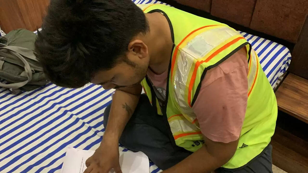 वाराणसी: गंगा घाटों पर डूबने से होने वाली मौतों को रोकने की पहल, अमन कबीर ने उठाई बैरेकेटिंग और पोस्टर की मांग