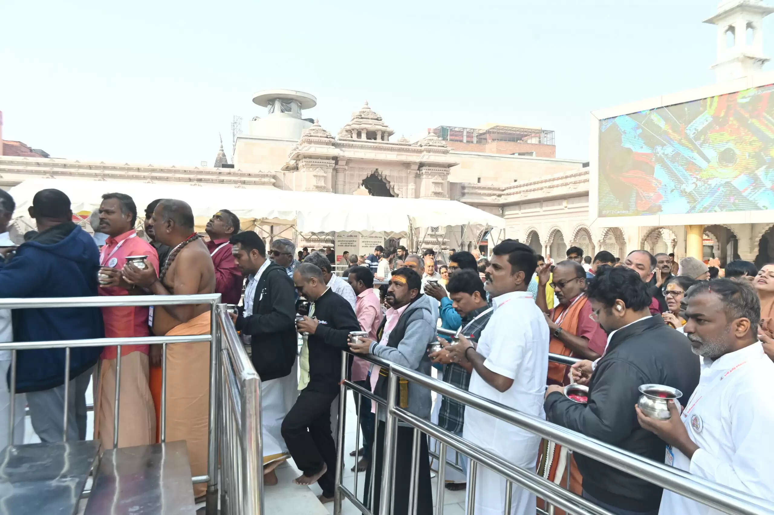 काशी तमिल संगमम् 4.0 के पाँचवें समूह का आज काशी विश्वनाथ मंदिर में विशेष स्वागत किया गया। मंदिर परिसर में शास्त्रियों ने डमरू, वेदध्वनि और पुष्पवर्षा के साथ अतिथियों का पारंपरिक सम्मान किया। आगमन के बाद सभी सदस्यों ने “हर हर महादेव” और “जय विश्वनाथ” के उद्घोष के बीच बाबा विश्वेश्वर के चरणों में श्रद्धा अर्पित की।