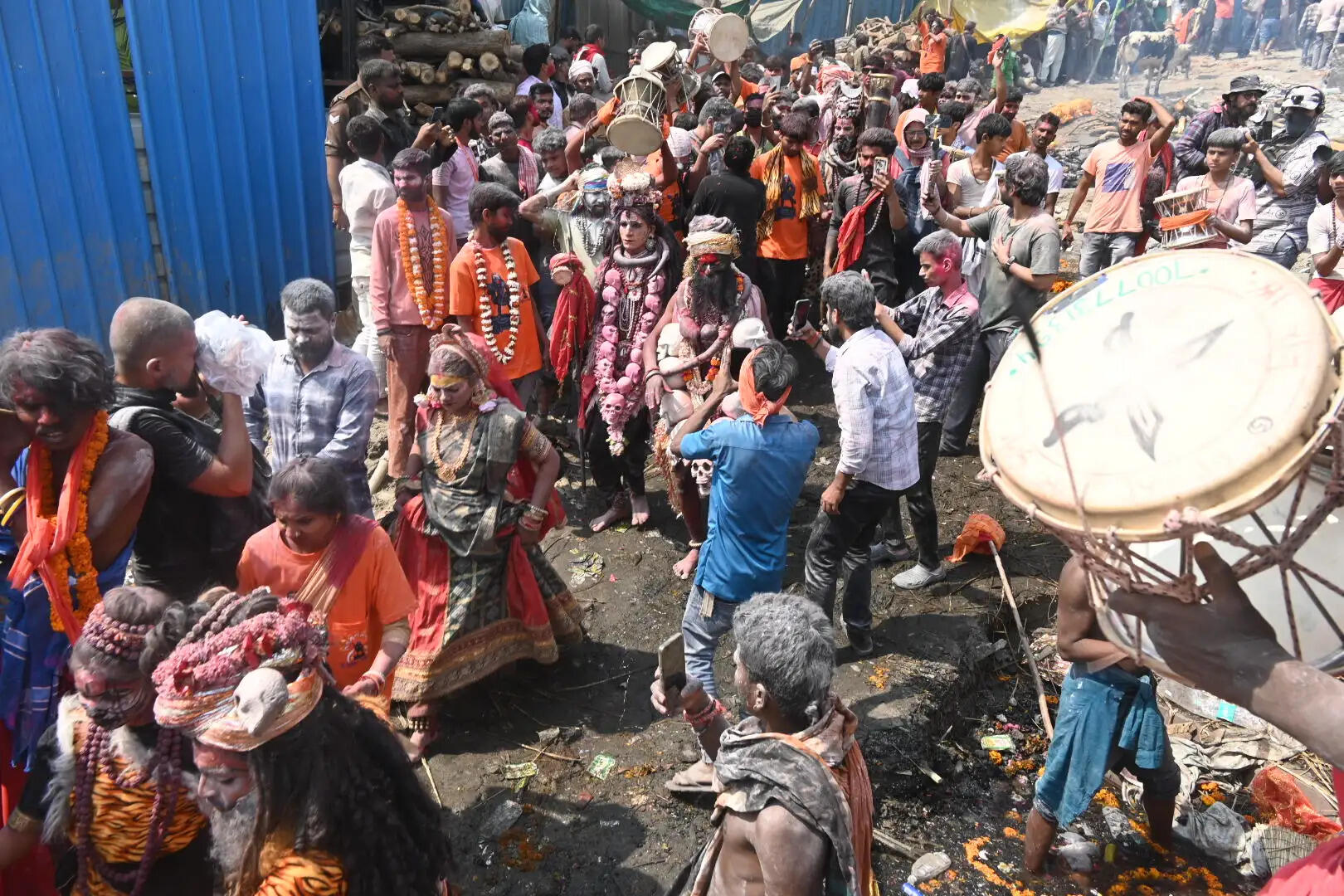 मणिकर्णिका घाट पर खेली गई चिता भस्म की होली, उमड़े काशीवासी, विदेशी सैलानी भी बने अनूठे उत्सव के साक्षी&nbsp;