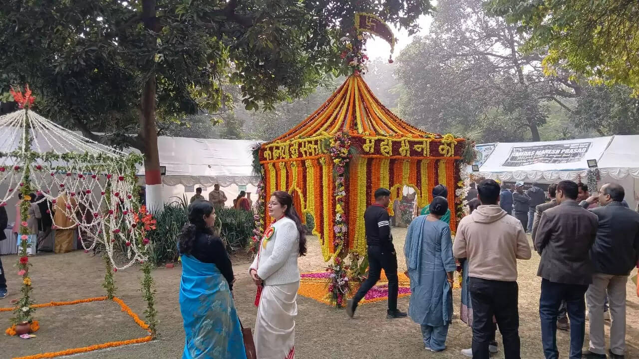  काशी हिंदू विश्वविद्यालय स्थित मालवीय भवन में गुरुवार को विश्वविद्यालय परिवार की ओर से महामना पंडित मदन मोहन मालवीय की जयंती के अवसर पर तीन दिवसीय भव्य पुष्प प्रदर्शनी का शुभारंभ हुआ। यह प्रदर्शनी न केवल बीएचयू की समृद्ध शैक्षणिक और सांस्कृतिक परंपरा को दर्शाती है, बल्कि विज्ञान, प्रकृति और आध्यात्मिकता के सुंदर समन्वय का भी जीवंत उदाहरण प्रस्तुत कर रही है।