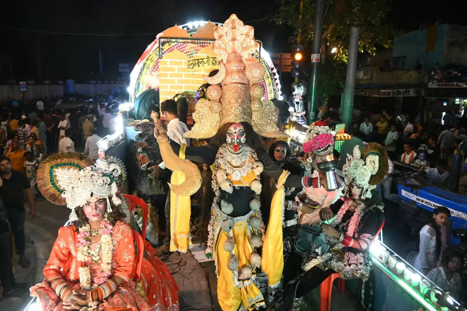 चेतगंज की विश्व प्रसिद्ध नक्क्टैया का आयोजन शुक्रवार की रात किया गया। नक्कटैया में देश भर से आए लाग विमान शामिल हुए। इसमें तरह-तरह की झाकियों ने लोगों का मन मोह लिया। पहलगाम हमले के बाद पाकिस्तान के खिलाफ भारत के ऑपरेशन सिंदूर की झांकी ने लोगों का ध्यान खींचा।