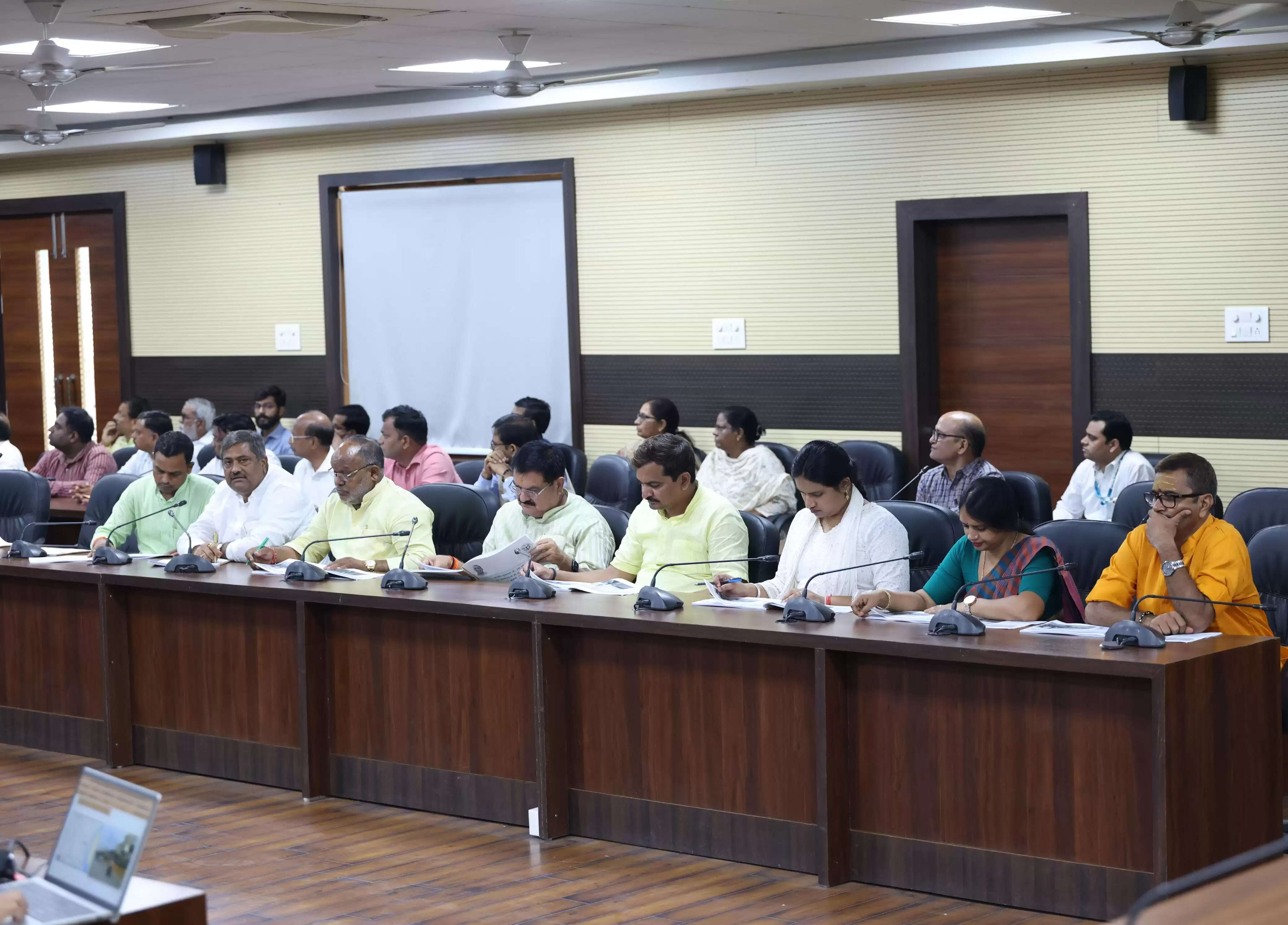 स्वच्छता मानकों में टॉप-5 में शामिल हो वाराणसी, सीएम ने अफसरों को दिया लक्ष्य