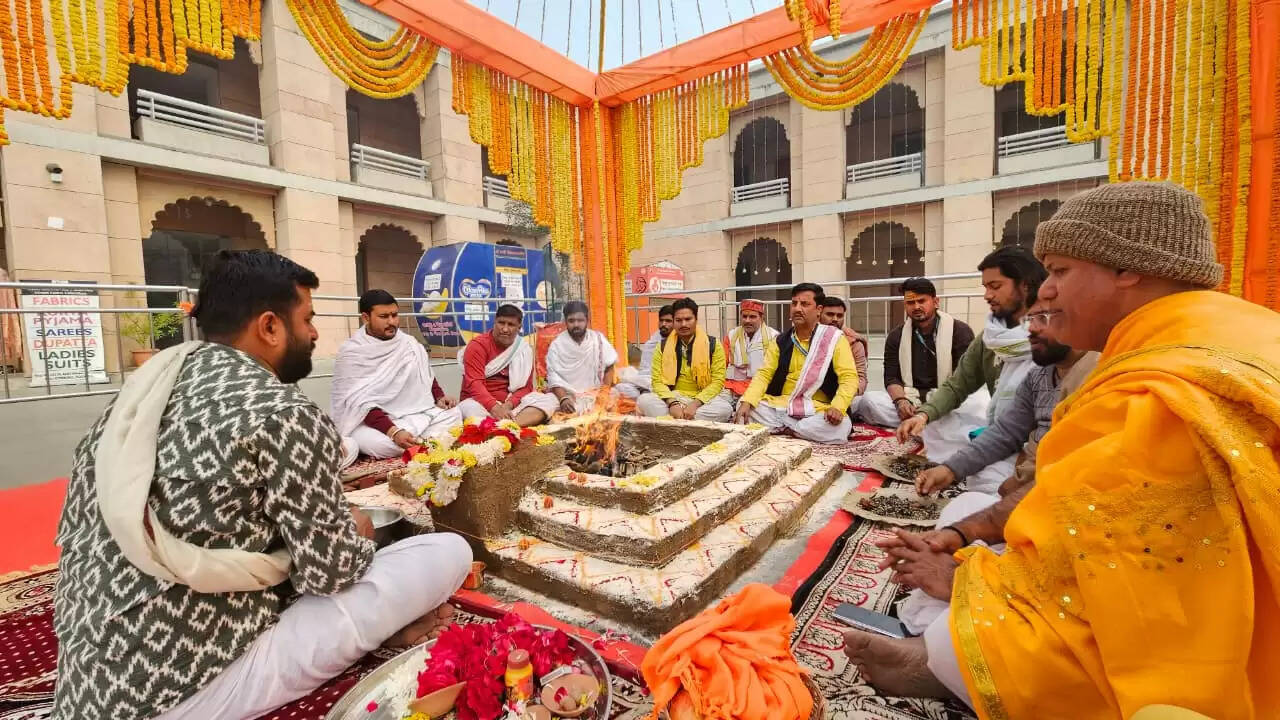 श्री काशी विश्वनाथ धाम के नवीनीकरण की चौथी वर्षगांठ के शुभ अवसर पर शनिवार को विशेष धार्मिक अनुष्ठान का आयोजन किया गया। धाम परिसर में आयोजित इस कार्यक्रम में मंदिर न्यास की ओर से डिप्टी कलेक्टर श्री शंभु शरण ने वैदिक मंत्रोच्चार के साथ हवन–पूजन संपन्न कराया। यह अनुष्ठान 11 वैदिक शास्त्रियों की उपस्थिति में पूर्ण वैदिक विधि से आयोजित किया गया।