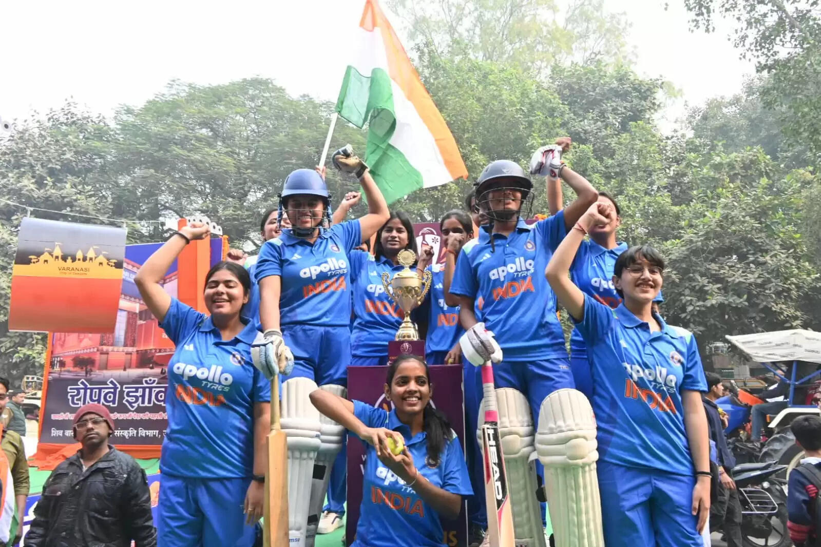 श्री काशी विश्वनाथ धाम की चौथी वर्षगांठ के अवसर पर शिव बारात समिति की ओर से शनिवार को भव्य शोभायात्रा का आयोजन किया गया। शोभायात्रा मैदागिन से प्रारंभ होकर दशाश्वमेध घाट तक निकाली गई, जिसमें शिवभक्तों की भारी भीड़ उमड़ी। डमरू-नगाड़ों की गूंज, हर-हर महादेव के जयघोष और आकर्षक झांकियों ने पूरे मार्ग को भक्तिमय वातावरण से सराबोर कर दिया।