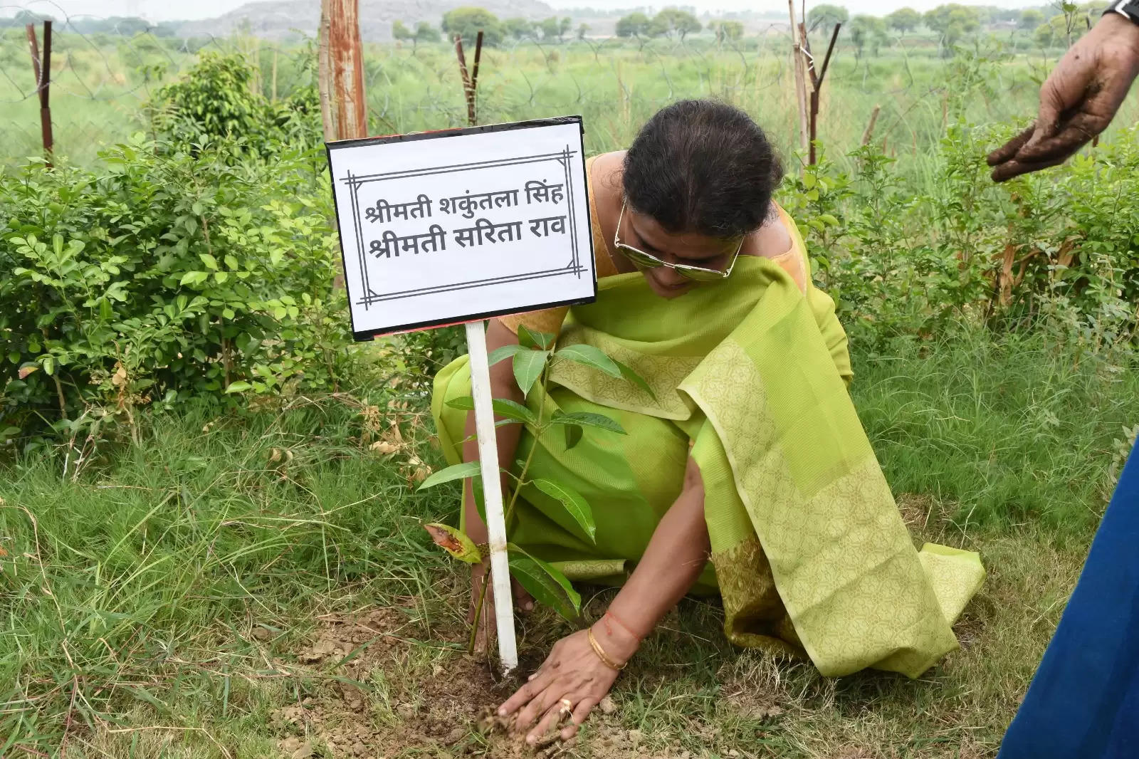 सनबीम भगवानपुर में पौधारोपण अभियान, बच्चों ने मां के नाम पर लगाए 100 पौधे