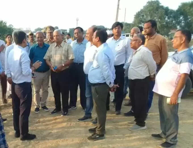 वाराणसी विकास प्राधिकरण की ट्रांसपोर्ट नगर योजना का स्थलीय निरीक्षण 26 सितम्बर 2025 को जिलाधिकारीसत्येन्द्र कुमार ने किया। इस दौरान उनके साथ प्राधिकरण के सचिव डॉ. वेद प्रकाश मिश्रा और बीएचयू की विशेषज्ञ टीम मौजूद रही।