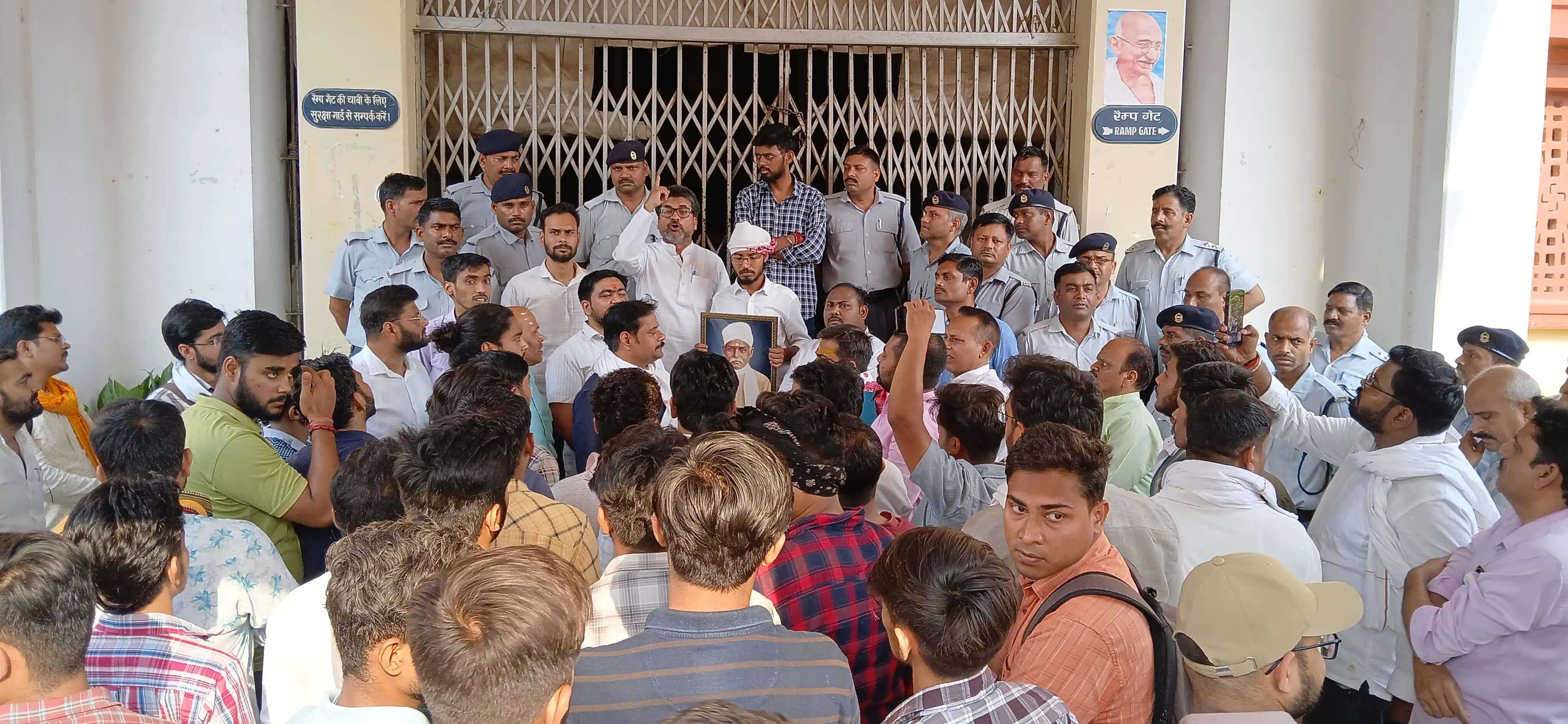 &nbsp; समाप्त नहीं हो रहा BHU हिंदी विभाग में पीएचडी प्रवेश विवाद, छात्रों ने वीसी कार्यालय के बाहर किया जमकर प्रदर्शन