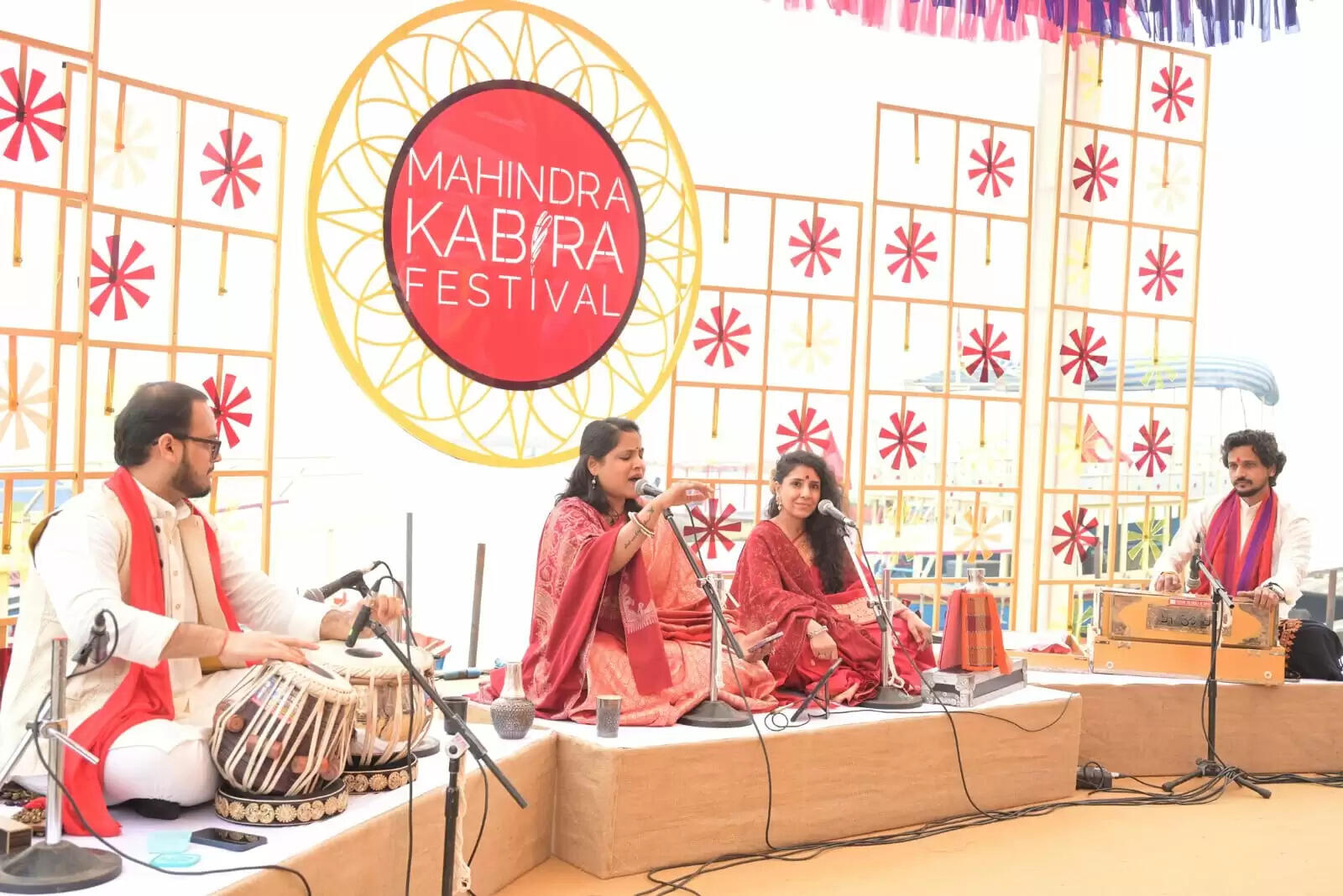 वाराणसी। महिंद्रा कबीरा फ़ेस्टिवल के भव्य उद्घाटन के बाद 20 दिसंबर को इसका दूसरा दिन भी यादगार रहा। इस दिन कबीर के जीवन, दर्शन और काव्य को समर्पित कार्यक्रमों के माध्यम से संगीत, विचार और भक्ति का सुंदर संगम देखने को मिला। शहर के ऐतिहासिक स्थल गुलेरिया कोठी और शिवाला घाट कबीर की वाणी से गूंज उठे।