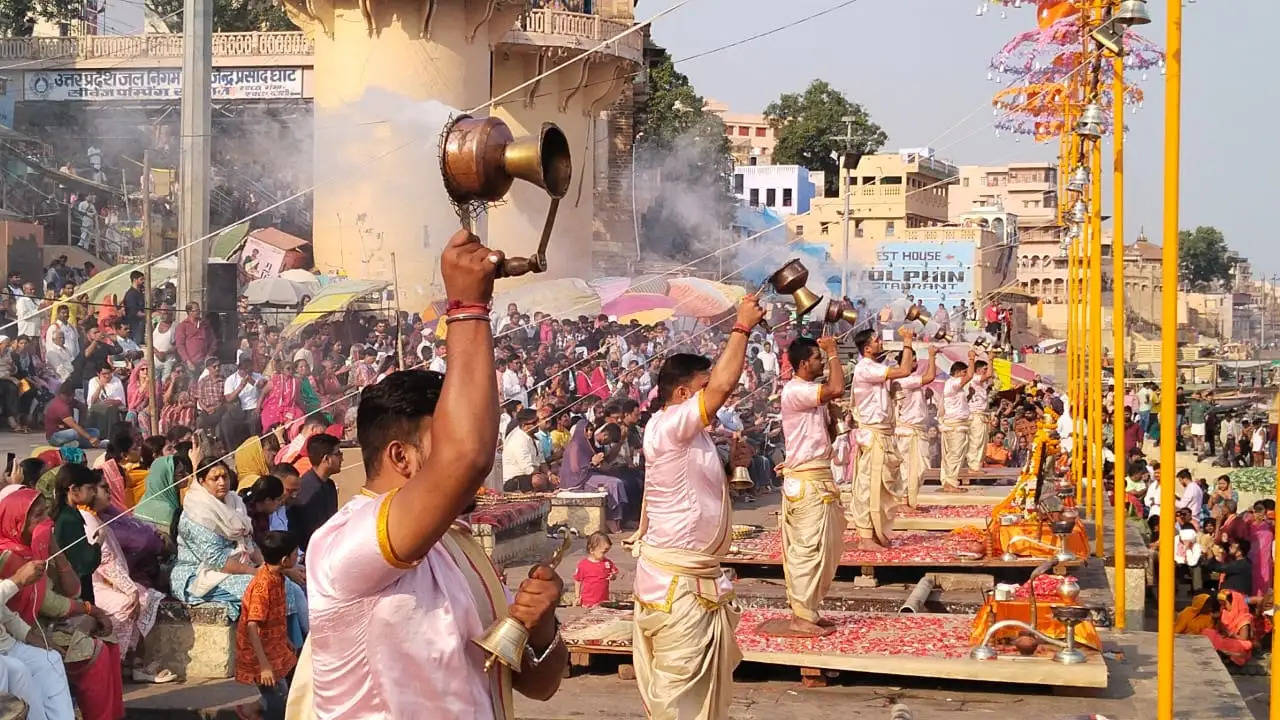 चंद्र ग्रहण के वजह से दिन में हुई मां गंगा की आरती, 32 साल में चौथी बार दशाश्वमेध घाट पर बदला आरती का समय