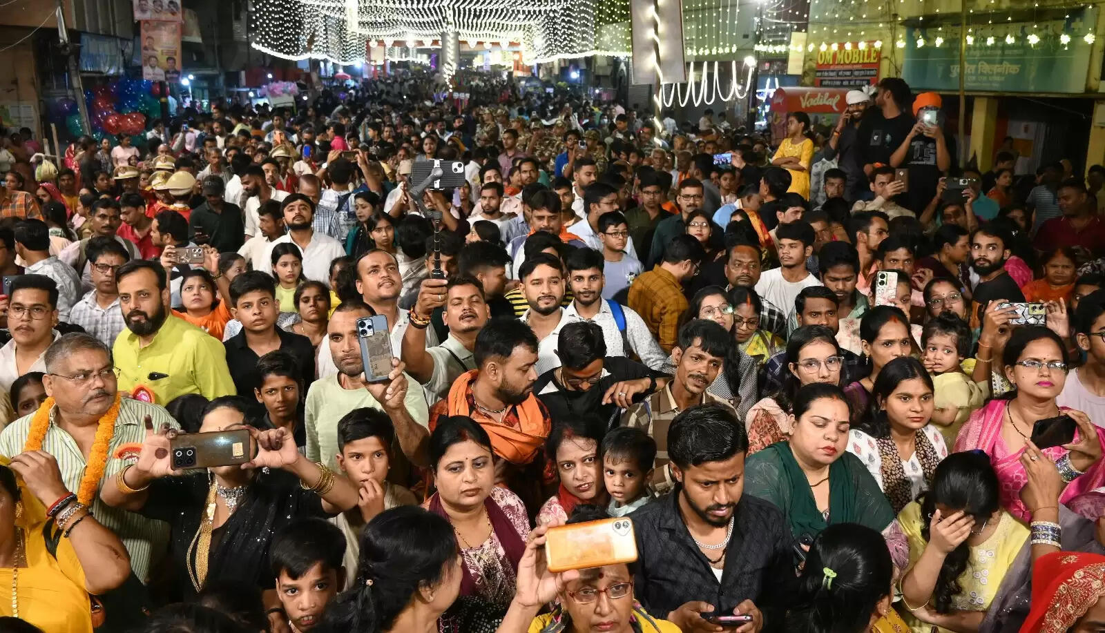 चेतगंज की विश्व प्रसिद्ध नक्क्टैया का आयोजन शुक्रवार की रात किया गया। नक्कटैया में देश भर से आए लाग विमान शामिल हुए। इसमें तरह-तरह की झाकियों ने लोगों का मन मोह लिया। पहलगाम हमले के बाद पाकिस्तान के खिलाफ भारत के ऑपरेशन सिंदूर की झांकी ने लोगों का ध्यान खींचा।