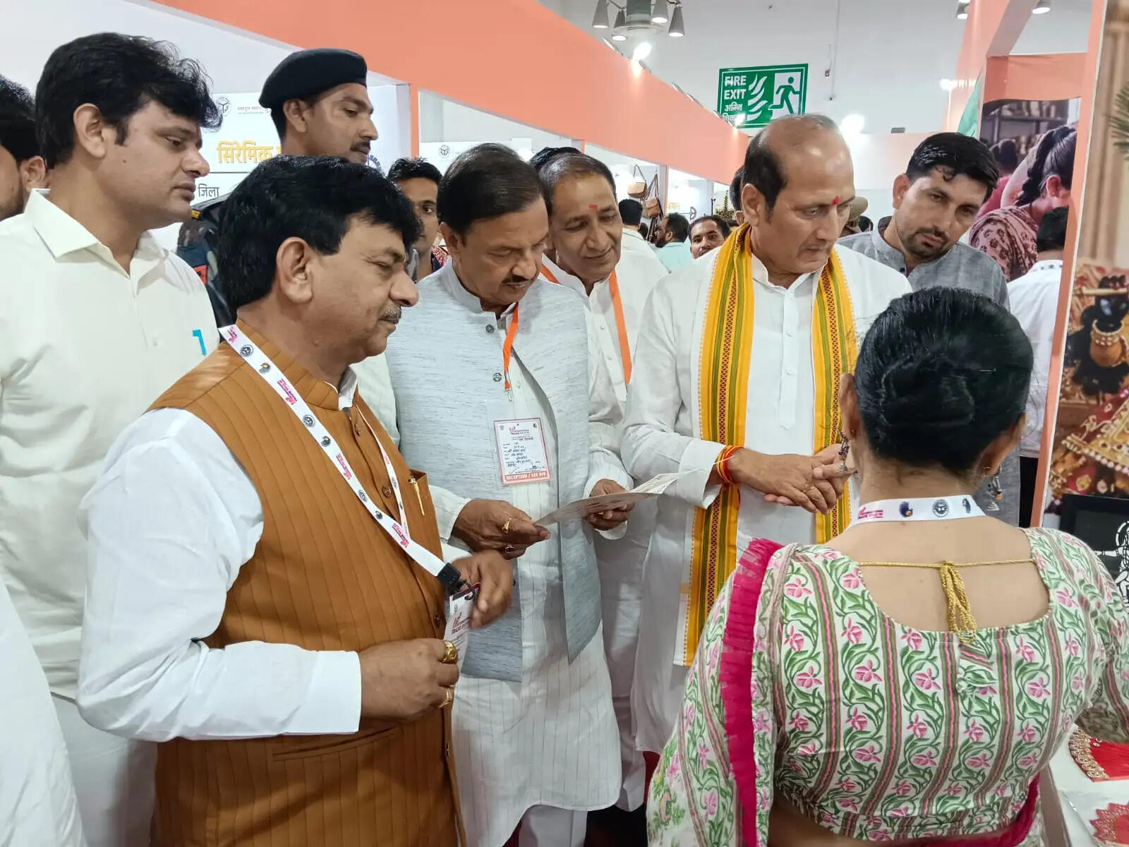 योगी सरकार ने लॉन्च किया ‘वन डिस्ट्रिक्ट वन कुज़ीन’ का आधिकारिक पोर्टल  75 जिलों के पारंपरिक स्वाद को मिलेगा वैश्विक मंच, पाक विरासत को पर्यटन, उद्यमिता और रोजगार से जोड़ने की पहल  ग्रेटर नोएडा, 25 सितंबर। उत्तर प्रदेश की समृद्ध पाक विरासत को देश-दुनिया तक पहुंचाने और स्थानीय स्वाद को वैश्विक पहचान दिलाने की दिशा में योगी सरकार ने एक और महत्वपूर्ण पहल की है। ‘वन डिस्ट्रिक्ट वन कुज़ीन’ (ODOC) के आधिकारिक डिजिटल पोर्टल www.odoc-up.in का शुभारंभ किया गया। यह पोर्टल प्रदेश के सभी 75 जनपदों की विशिष्ट पाक परंपराओं, स्थानीय व्यंजनों, खाद्य उत्पादों और इससे जुड़े उद्यमियों को एक साझा डिजिटल मंच उपलब्ध कराएगा।  योगी सरकार की ‘स्थानीय से वैश्विक’ की सोच के अनुरूप तैयार किए गए इस प्लेटफॉर्म का उद्देश्य उत्तर प्रदेश की खान-पान की विविधता को केवल सांस्कृतिक पहचान तक सीमित न रखते हुए उसे पर्यटन, उद्यमिता, रोजगार, खाद्य प्रसंस्करण, ब्रांडिंग और बाजार विस्तार से जोड़ना है। इससे प्रदेश के स्थानीय खाद्य उद्यमियों, फूड वेंडर्स, खाद्य प्रसंस्करण इकाइयों और निर्यातकों को नए बाजारों तक पहुंच बनाने में मदद मिलेगी।  ओडीओपी की सफलता के बाद पाक विरासत को नई पहचान  योगी सरकार की महत्वाकांक्षी वन डिस्ट्रिक्ट वन प्रोडक्ट (ODOP) पहल ने प्रदेश के स्थानीय उत्पादों को देश और दुनिया में पहचान दिलाने में महत्वपूर्ण भूमिका निभाई है। इसी अनुभव को आगे बढ़ाते हुए ओडीओसी के माध्यम से अब प्रदेश की पारंपरिक पाक विरासत को भी व्यवस्थित पहचान और बाजार उपलब्ध कराने का प्रयास किया जा रहा है।  उत्तर प्रदेश में हर क्षेत्र की अपनी विशिष्ट खान-पान परंपरा है। ब्रज, अवध, बुंदेलखंड, पूर्वांचल, रुहेलखंड और पश्चिमी उत्तर प्रदेश की पाक विविधता प्रदेश की सांस्कृतिक समृद्धि को दर्शाती है। ओडीओसी इन स्थानीय स्वादों को डिजिटल माध्यम से व्यापक दर्शक वर्ग तक पहुंचाने का काम करेगा।  75 जिलों के स्वाद की बनेगी डिजिटल पहचान  ओडीओसी पोर्टल पर प्रदेश के विभिन्न जनपदों की विशिष्ट पाक परंपराओं और व्यंजनों से संबंधित जानकारी उपलब्ध कराई गई है। नागरिकों के साथ-साथ देश-विदेश से आने वाले पर्यटक, खाद्य प्रेमी, खरीदार और कारोबारी भी इस मंच के माध्यम से उत्तर प्रदेश के अलग-अलग क्षेत्रों के पारंपरिक स्वाद से परिचित हो सकेंगे।  पोर्टल पर डिस्ट्रिक्ट कुज़ीन, स्टेकहोल्डर डायरेक्टरी, स्कीम्स एंड पॉलिसीज, इवेंट्स, गैलरी, वीडियो, सक्सेस स्टोरीज, प्रोडक्ट वीडियो और प्रोडक्ट डीएसआर जैसे विभिन्न सेक्शन उपलब्ध हैं। इसके माध्यम से ओडीओसी से जुड़े उद्यमियों और अन्य हितधारकों को एकीकृत डिजिटल मंच प्रदान किया गया है।  स्थानीय स्वाद से वैश्विक बाजार तक  योगी सरकार का जोर प्रदेश की पारंपरिक क्षमताओं को आधुनिक बाजार की जरूरतों से जोड़ने पर है। इसी क्रम में ओडीओसी के तहत पारंपरिक व्यंजनों और खाद्य उत्पादों के ब्रांडिंग, पैकेजिंग, गुणवत्ता, मूल्यवर्धन और बाजार विस्तार पर ध्यान दिया जा रहा है।  पाक विरासत को आर्थिक गतिविधियों से जोड़ने से स्थानीय स्तर पर खाद्य उद्यमिता को बढ़ावा मिलने के साथ रोजगार के नए अवसर भी सृजित होने की संभावना है। वहीं पर्यटकों के लिए भी स्थानीय व्यंजन प्रदेश के पर्यटन अनुभव का महत्वपूर्ण हिस्सा बन सकते हैं।  संस्कृति, पर्यटन और कारोबार का संगम  उत्तर प्रदेश की पाक परंपरा यहां के इतिहास, संस्कृति, कृषि, स्थानीय संसाधनों और सामाजिक परंपराओं से गहराई से जुड़ी है। ओडीओसी इसी विरासत को आधुनिक डिजिटल प्लेटफॉर्म के माध्यम से नई पीढ़ी और वैश्विक दर्शकों तक पहुंचाने का प्रयास है।  पोर्टल पर उपलब्ध सफलता की कहानियां, उत्पाद संबंधी वीडियो और विभिन्न गतिविधियों की जानकारी स्थानीय खाद्य उद्यमियों को प्रेरित करने के साथ संभावित खरीदारों और निवेशकों के लिए भी उपयोगी साबित हो सकती है।  डिजिटल प्लेटफॉर्म से एक मंच पर आएगी जानकारी  www.odoc-up.in को उत्तर प्रदेश की पाक विरासत के लिए एकीकृत डिजिटल मंच के रूप में विकसित किया गया है। पोर्टल पर ओडीओसी से संबंधित जानकारी, गतिविधियां, कार्यक्रम, सफलता की कहानियां और अन्य संसाधन एक ही स्थान पर उपलब्ध होंगे।  योगी सरकार की यह पहल उत्तर प्रदेश के स्थानीय स्वाद, पारंपरिक ज्ञान और खाद्य उद्यमिता को वैश्विक बाजार से जोड़ने की दिशा में महत्वपूर्ण कदम है। ओडीओपी के बाद ओडीओसी के माध्यम से अब प्रदेश के उत्पादों के साथ-साथ उसके स्वाद की भी ब्रांडिंग करने की कोशिश की जा रही है।