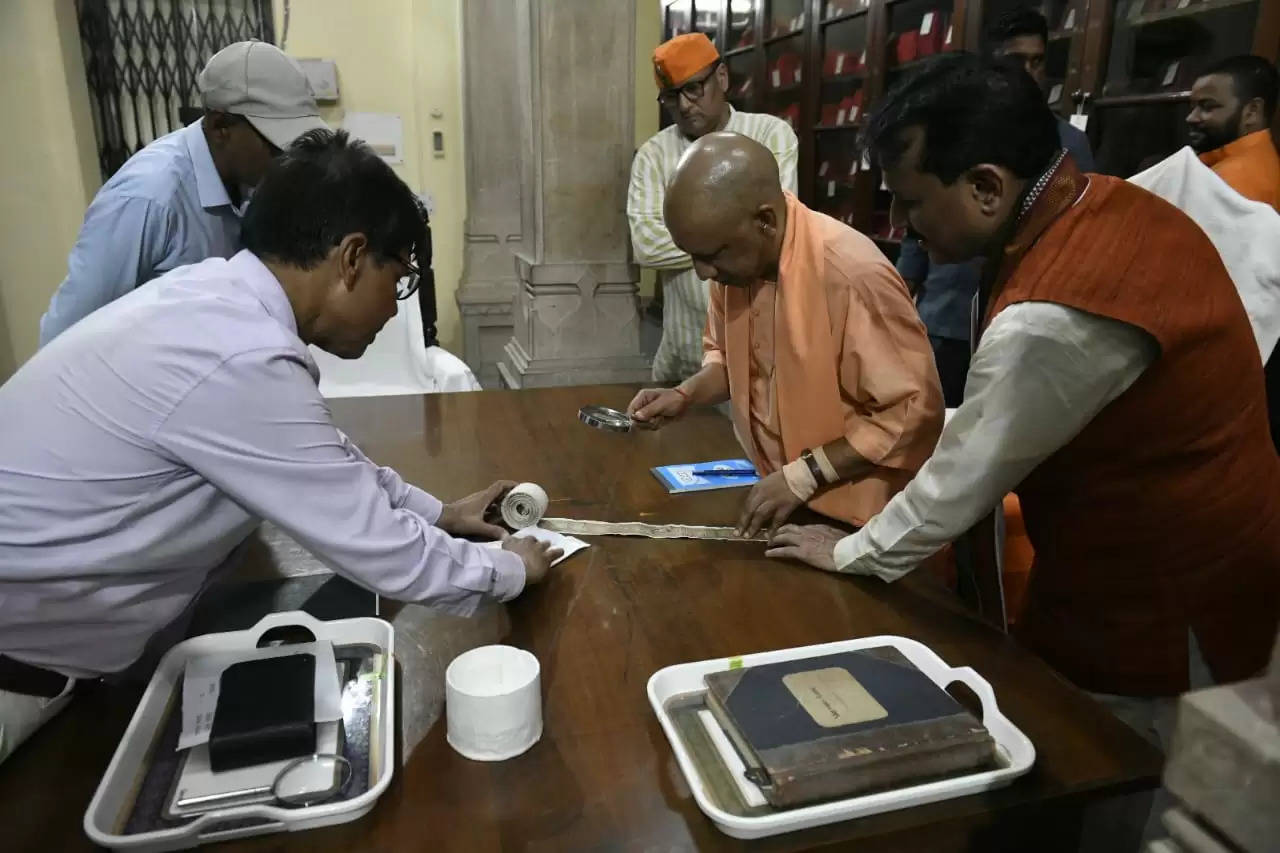 पहली बार सम्पूर्णानन्द संस्कृत विश्वविद्यालय पहुंचे सीएम योगी, पौराणिक पांडुलिपियों को देख हुए भाव विभोर