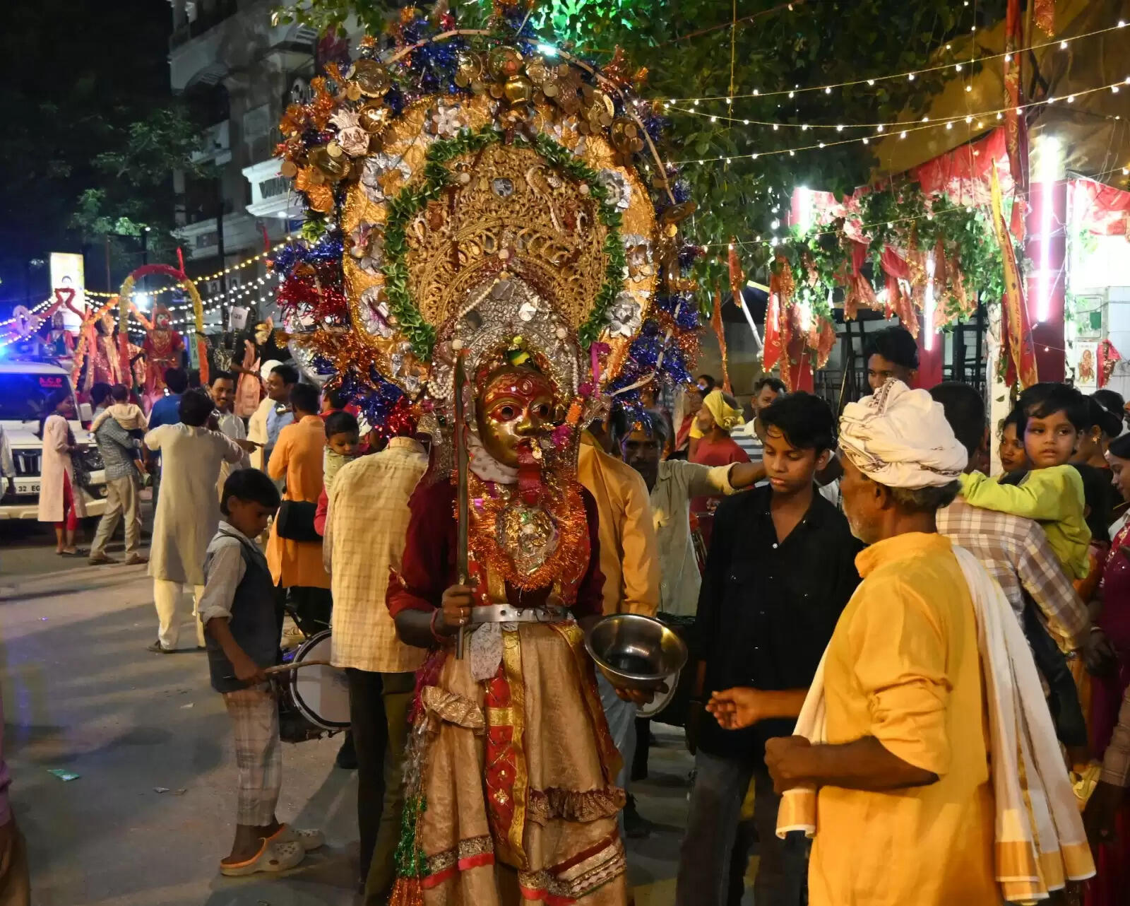 चेतगंज की विश्व प्रसिद्ध नक्क्टैया का आयोजन शुक्रवार की रात किया गया। नक्कटैया में देश भर से आए लाग विमान शामिल हुए। इसमें तरह-तरह की झाकियों ने लोगों का मन मोह लिया। पहलगाम हमले के बाद पाकिस्तान के खिलाफ भारत के ऑपरेशन सिंदूर की झांकी ने लोगों का ध्यान खींचा।