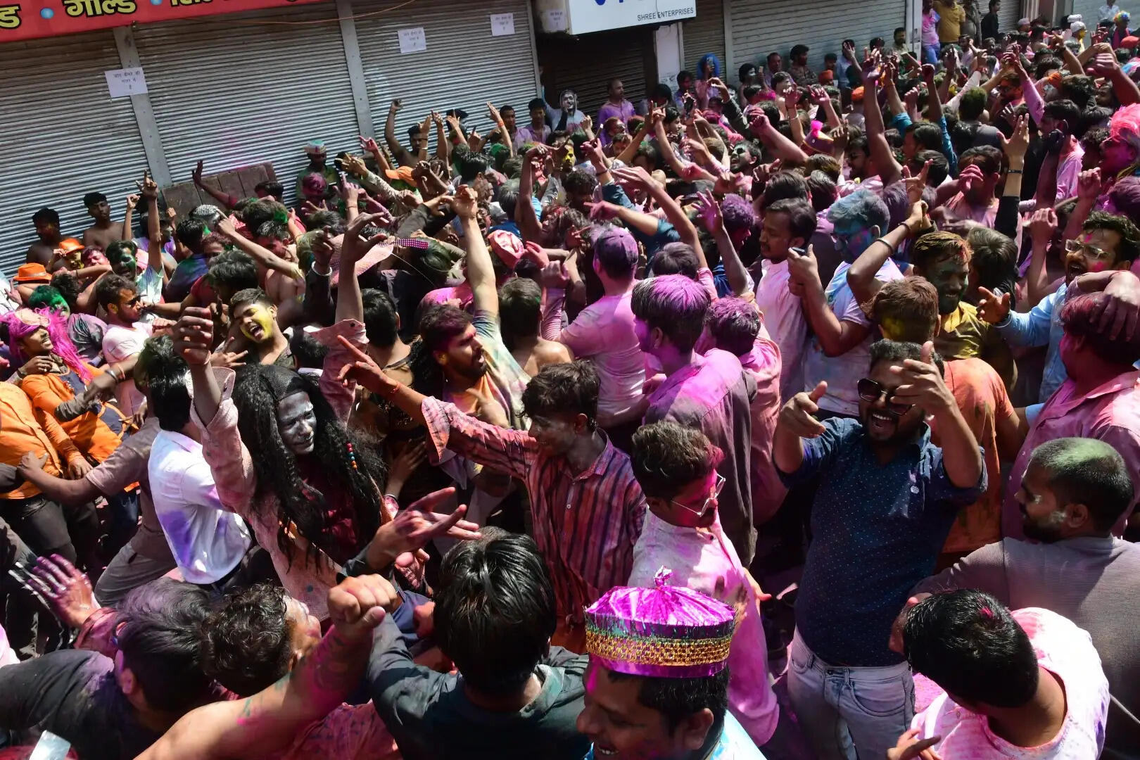 होली के रंग में रंगी काशी, जमकर उड़े रंग-गुलाल, तस्वीरों में दिखा गलियों से घाटों तक उल्सास...