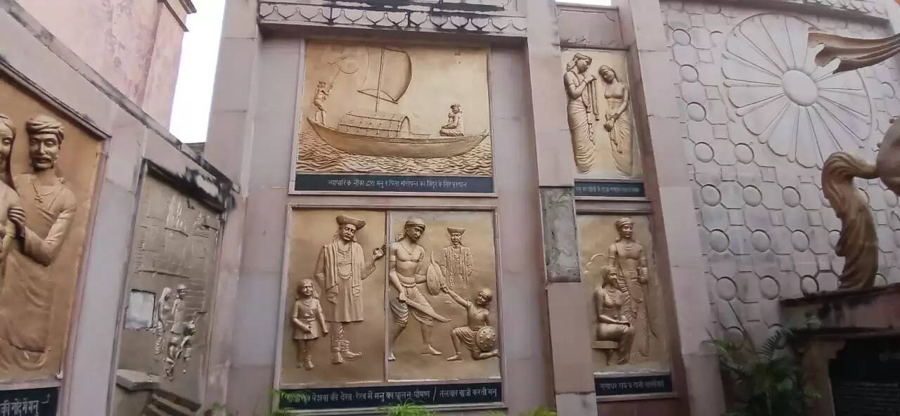 भदैनी स्थित वीरांगना महारानी लक्ष्मीबाई की जन्मस्थली पर रविवार की शाम “एक शाम वीरांगना के नाम” कार्यक्रम का भव्य आयोजन किया गया। यह आयोजन अंतरराष्ट्रीय घाट वॉक विश्वविद्यालय और जागृति फाउंडेशन के संयुक्त तत्वावधान में किया गया, जिसमें बड़ी संख्या में शहर के प्रबुद्ध नागरिक, इतिहास प्रेमी और स्थानीय लोग शामिल हुए।