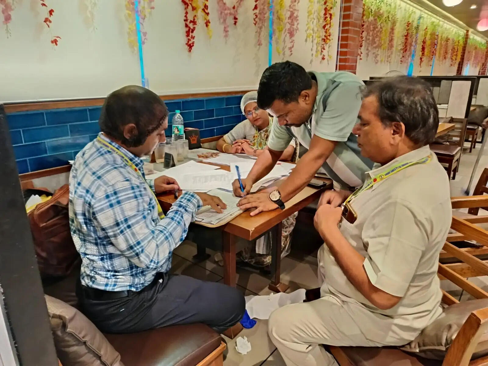 गाजियाबाद से वाराणसी तक 5 महानगरों में फास्ट फूड प्रतिष्ठानों पर खाद्य सुरक्षा विभाग की ताबड़तोड़ कार्रवाई