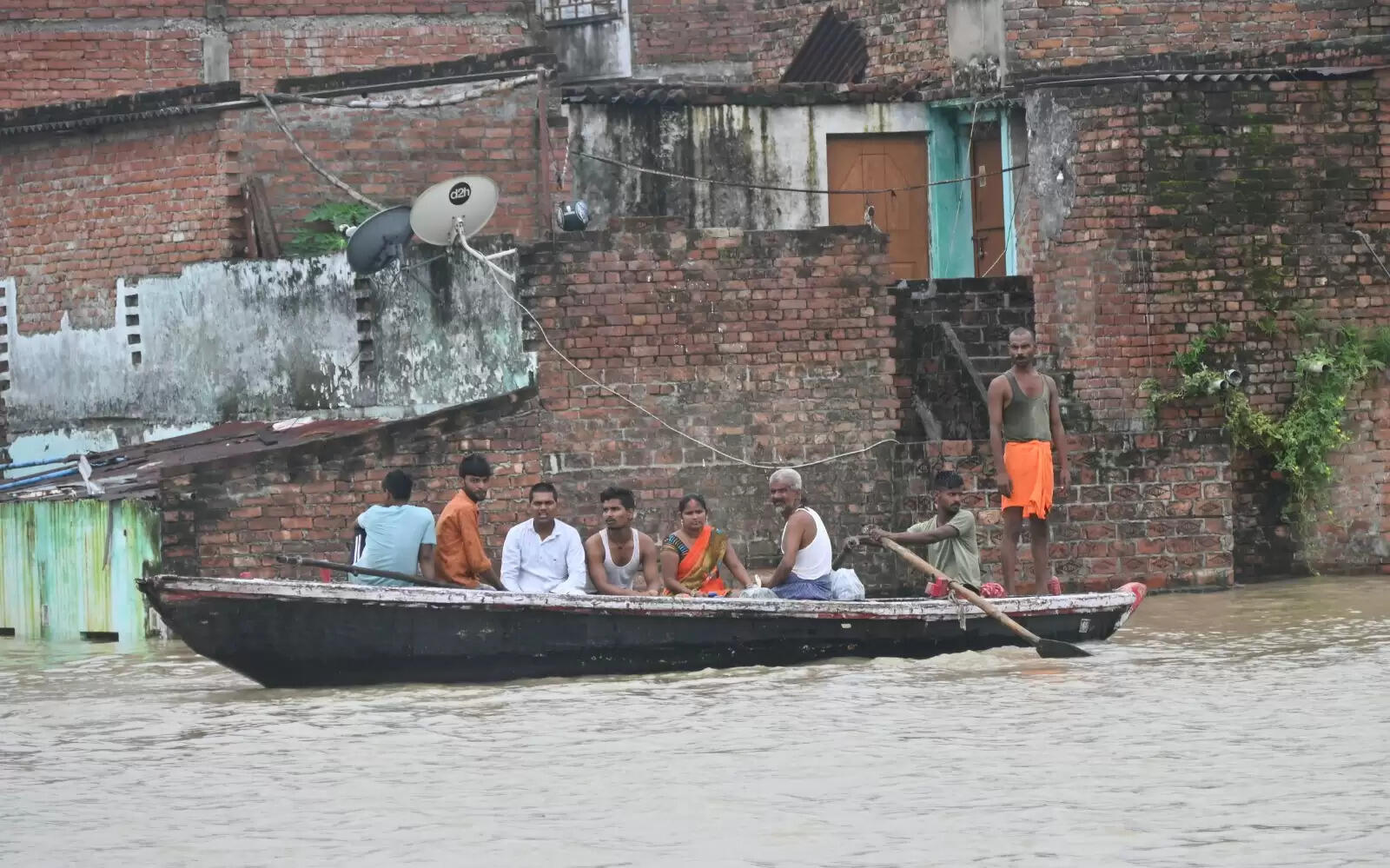 Varanasi flood : बनारस में बाढ़ की आफत, सड़कें और कॉलोनियां पानी-पानी, तस्वीरों में देखिये हालात