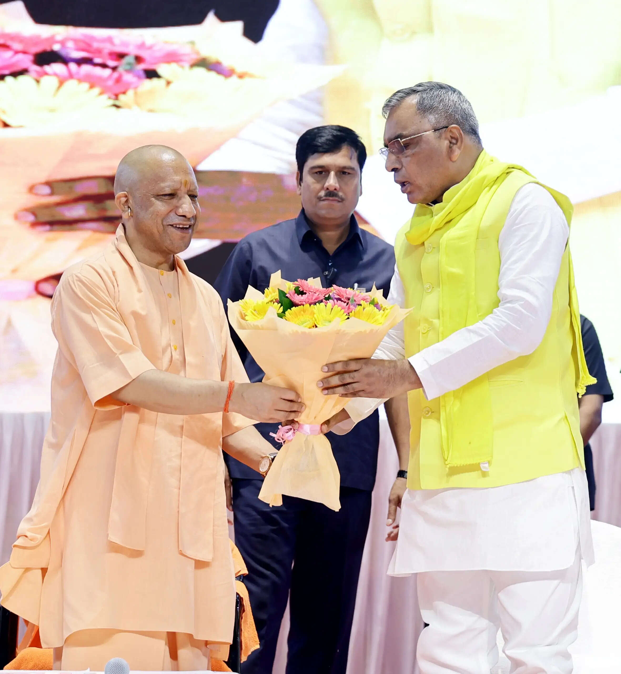 &nbsp;  नए स्लोगन के साथ गिरगिट की तरह रंग बदल रही सपा: सीएम योगी