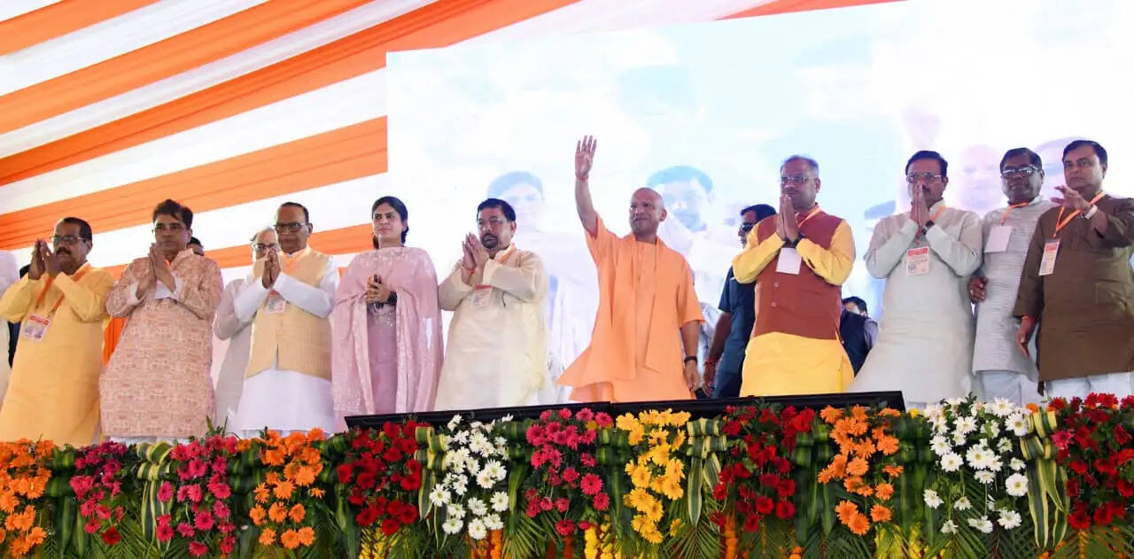 बाढ़ प्रभावितों तक भोजन, दवा और राहत सामग्री पहुंचाना सरकार की प्रतिबद्धताः सीएम योगी