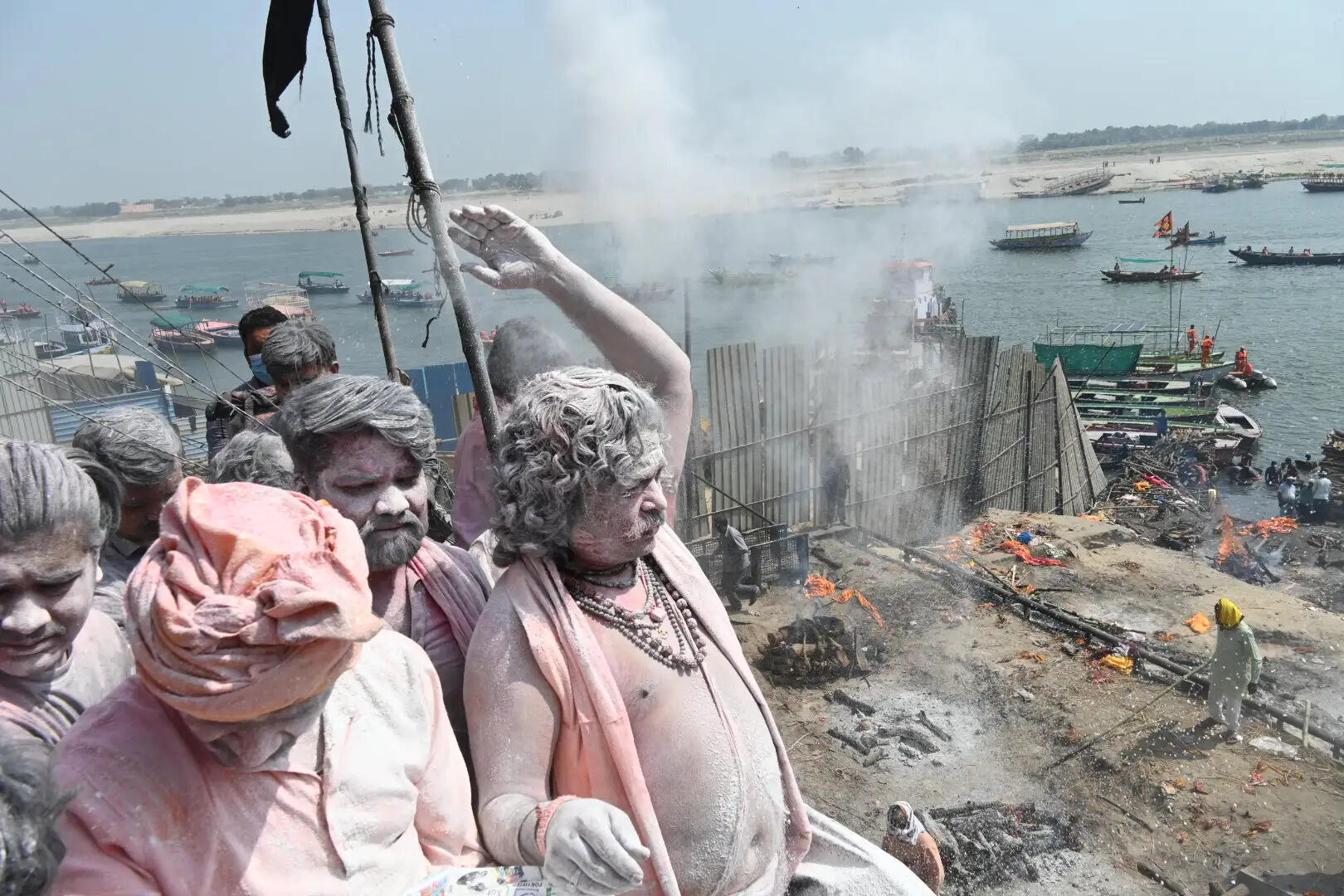 मणिकर्णिका घाट पर खेली गई चिता भस्म की होली, उमड़े काशीवासी, विदेशी सैलानी भी बने अनूठे उत्सव के साक्षी&nbsp;