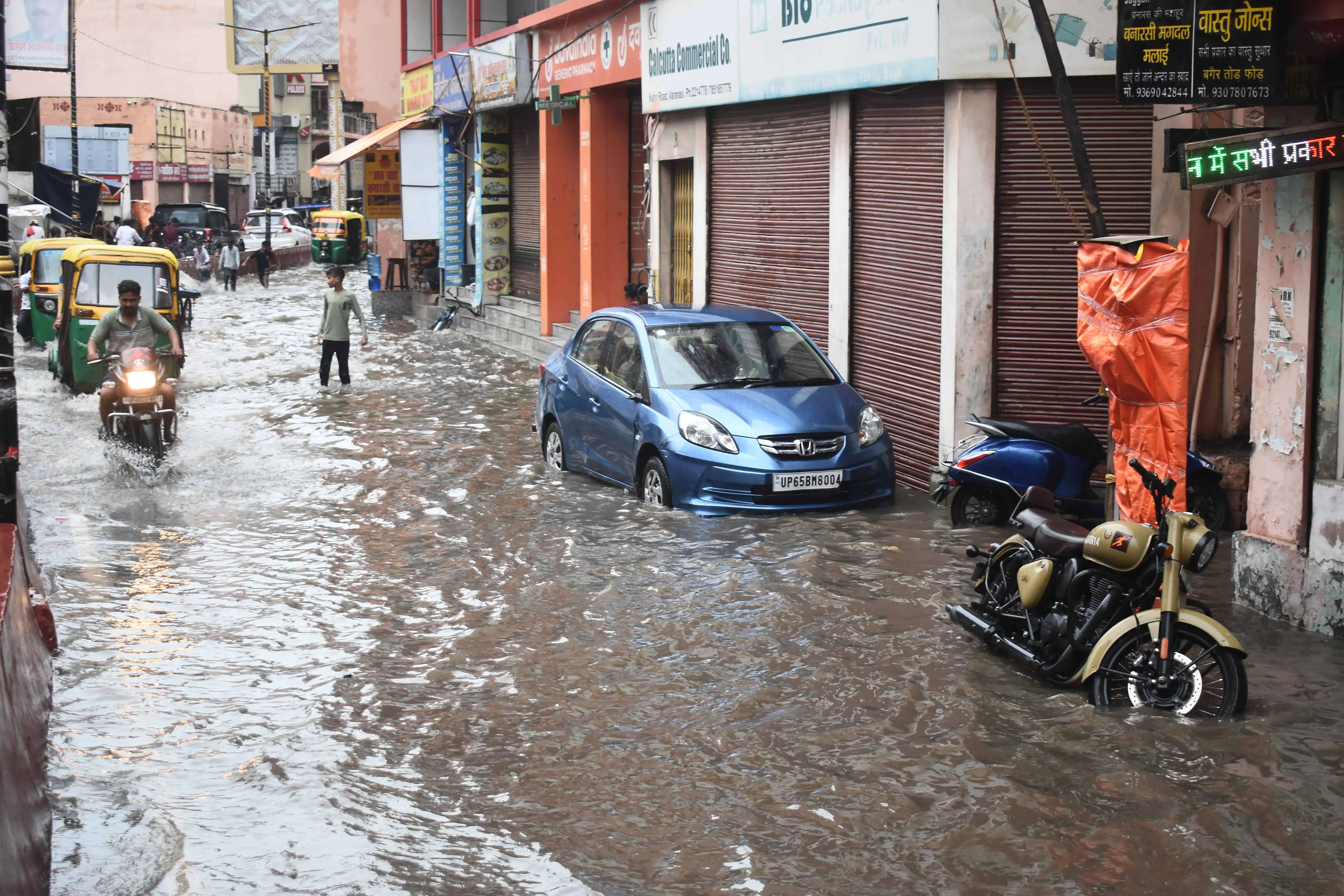 वाराणसी में बारिश का दौर जारी, अगले तीन-चार दिन अच्छी बारिश के आसार, मौसम विभाग ने जारी किया अलर्ट  https://livevns.news/Top-Headlines/varanasi-weather-rain-continues-in-varanasi-good-rain/cid19165699.htm