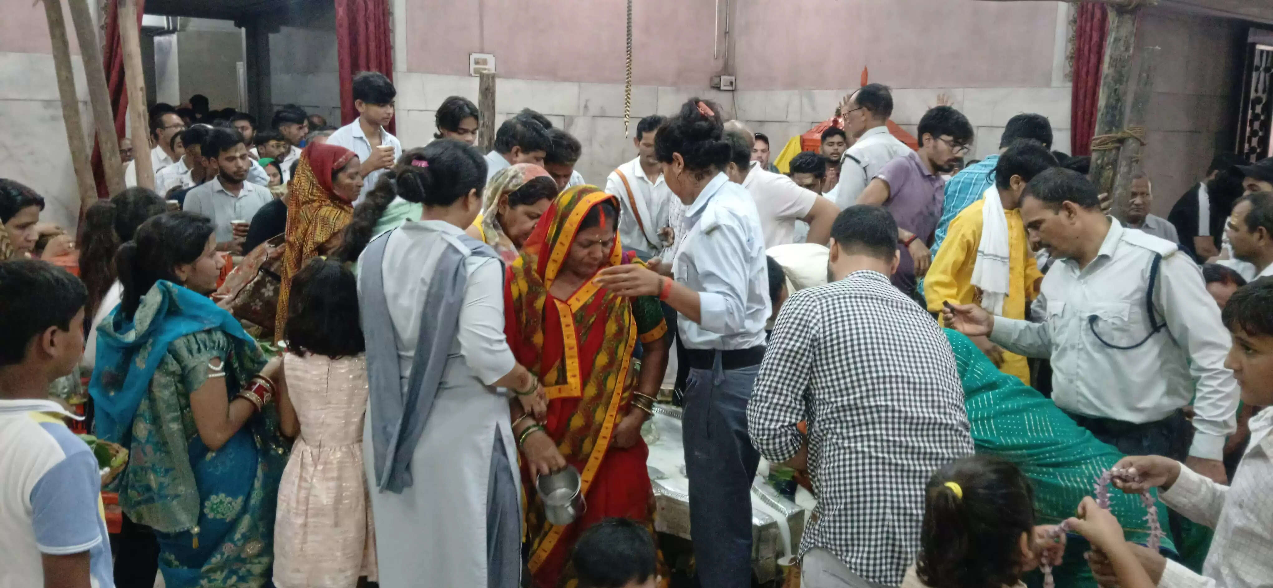 सावन 2025 का आखिरी सोमवार बाबा विश्वनाथ की नगरी काशी में भक्ति और आस्था के अनुपम रंग में रंगा रहा। काशी हिंदू विश्वविद्यालय स्थित श्री काशी विश्वनाथ मंदिर में भोर में मंगला आरती के साथ दर्शन और जलाभिषेक की शुरुआत हुई। बाबा भोलेनाथ के प्रिय माह सावन के इस विशेष दिन मंदिर में देश-विदेश से आए लाखों श्रद्धालुओं का सैलाब उमड़ पड़ा। मंदिर परिसर को भव्य और सुंदर ढंग से सजाया गया, और बाबा का रुद्राक्ष श्रृंगार उनके अलौकिक स्वरूप को और भी मनमोहक बना रहा था।