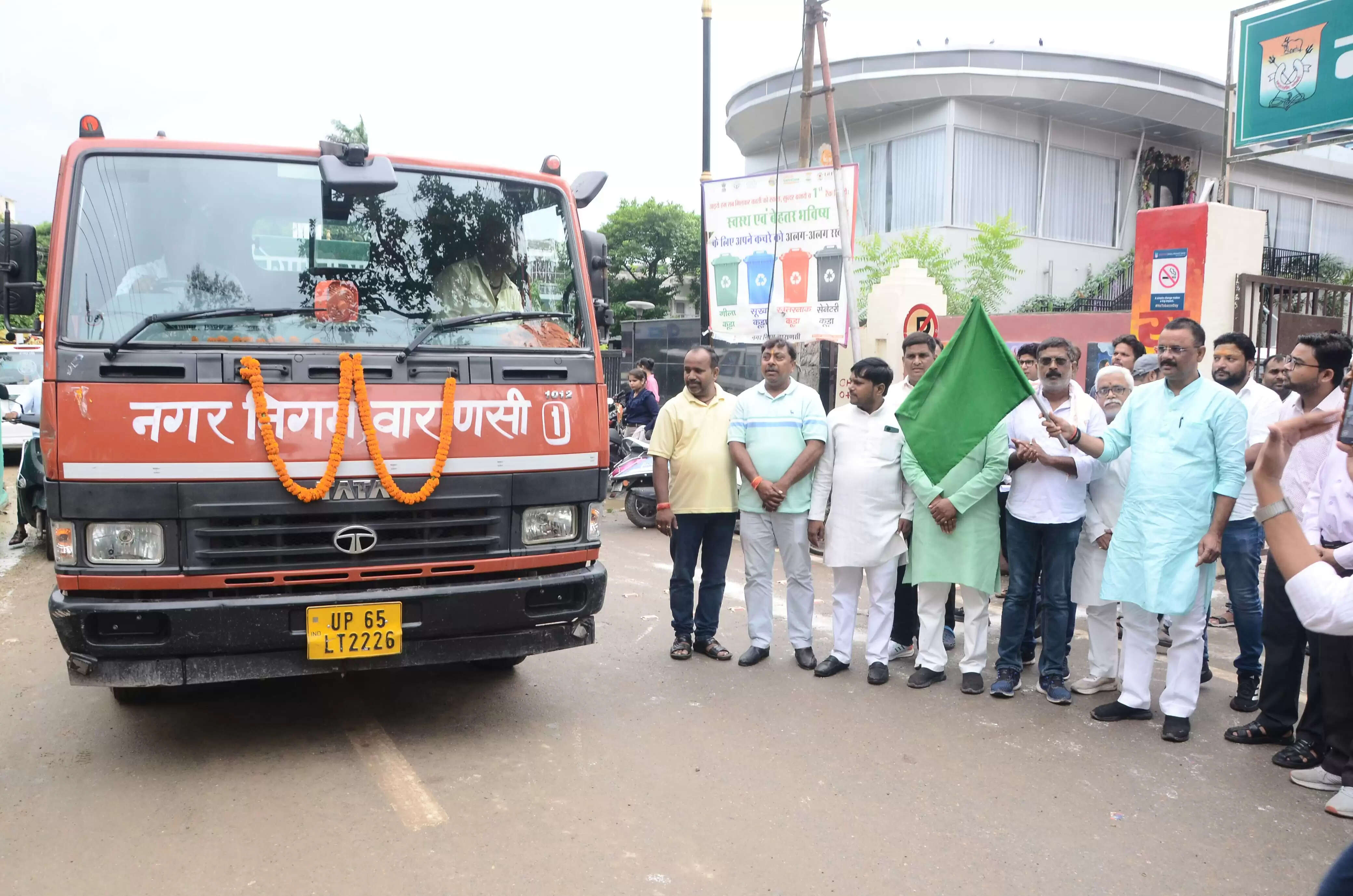 वाराणसी नगर निगम ने शहर की सफाई व्यवस्था को और अधिक सुदृढ़ करने की दिशा में एक और महत्वपूर्ण कदम उठाया है। आज दिनांक 16 जुलाई को माननीय महापौर श्री अशोक कुमार तिवारी ने 7 नई ट्रैक्टर-ट्रॉली और 36 डीपी कंटेनर को हरी झंडी दिखाकर शहरवासियों को समर्पित किया। इस अवसर पर महापौर ने कहा कि ये नए संसाधन कचरा संग्रहण और परिवहन की प्रक्रिया को और तेज करेंगे, जिससे शहर के हर कोने तक सफाई सेवाएं प्रभावी ढंग से पहुंच सकेंगी।