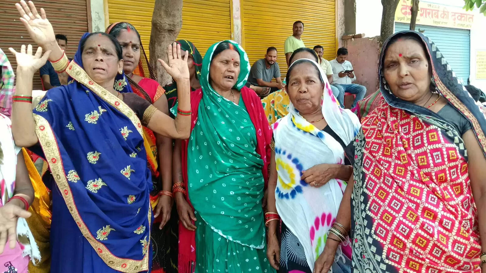 वाराणसी: जयप्रकाश नगर में शराब दुकान के खिलाफ स्थानीय लोगों का जोरदार प्रदर्शन