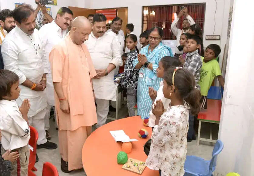 2017 के पहले बाढ़पीड़ितों को देते थे सूखी ब्रेड, अब मिलती है 26 सामानों वाली 50 किलो की किट : सीएम योगी