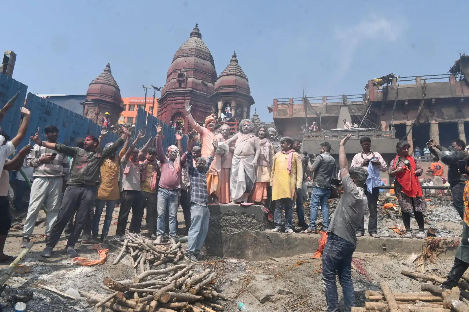 मणिकर्णिका घाट पर खेली गई चिता भस्म की होली, उमड़े काशीवासी, विदेशी सैलानी भी बने अनूठे उत्सव के साक्षी&nbsp;