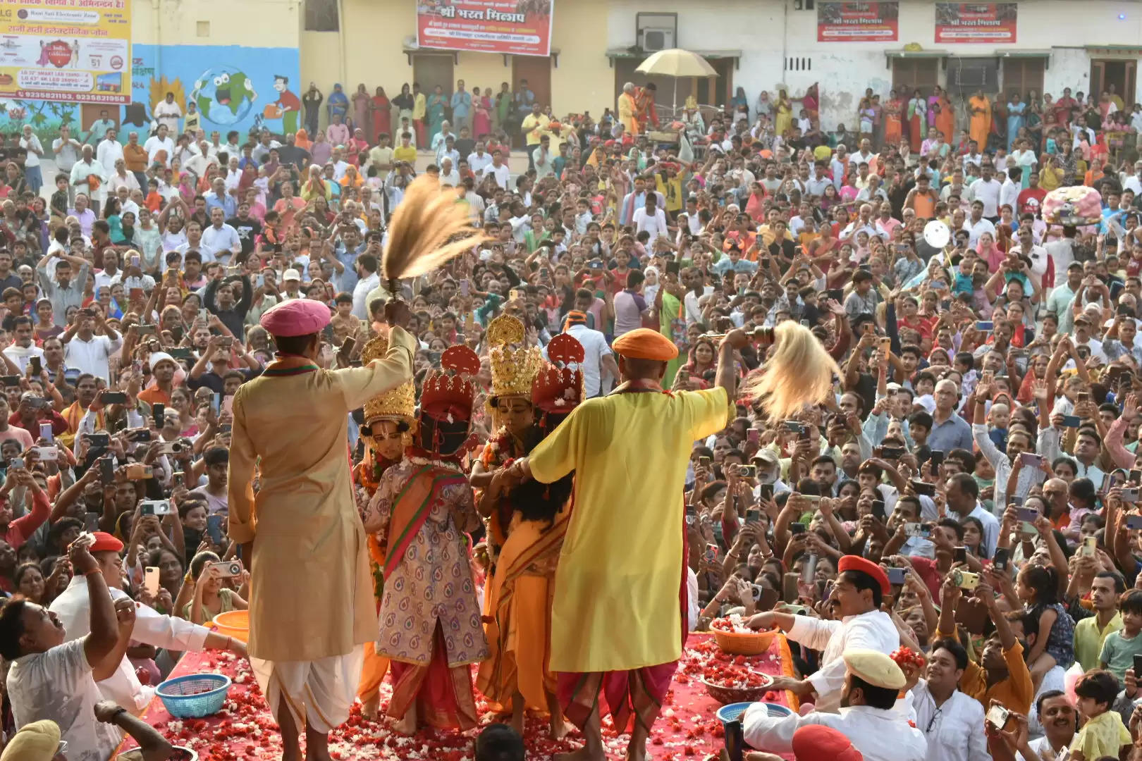 बहराइच में हिंसा के बाद वाराणसी प्रशासन हाईअलर्ट, सड़क पर उतरे अफसर, मिश्रित आबादी वाले इलाकों में चप्पे-चप्पे पर फोर्स