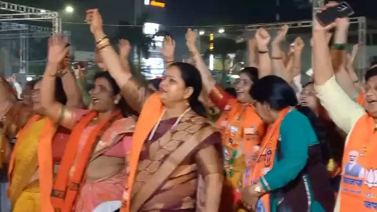 smriti irani in varanasi