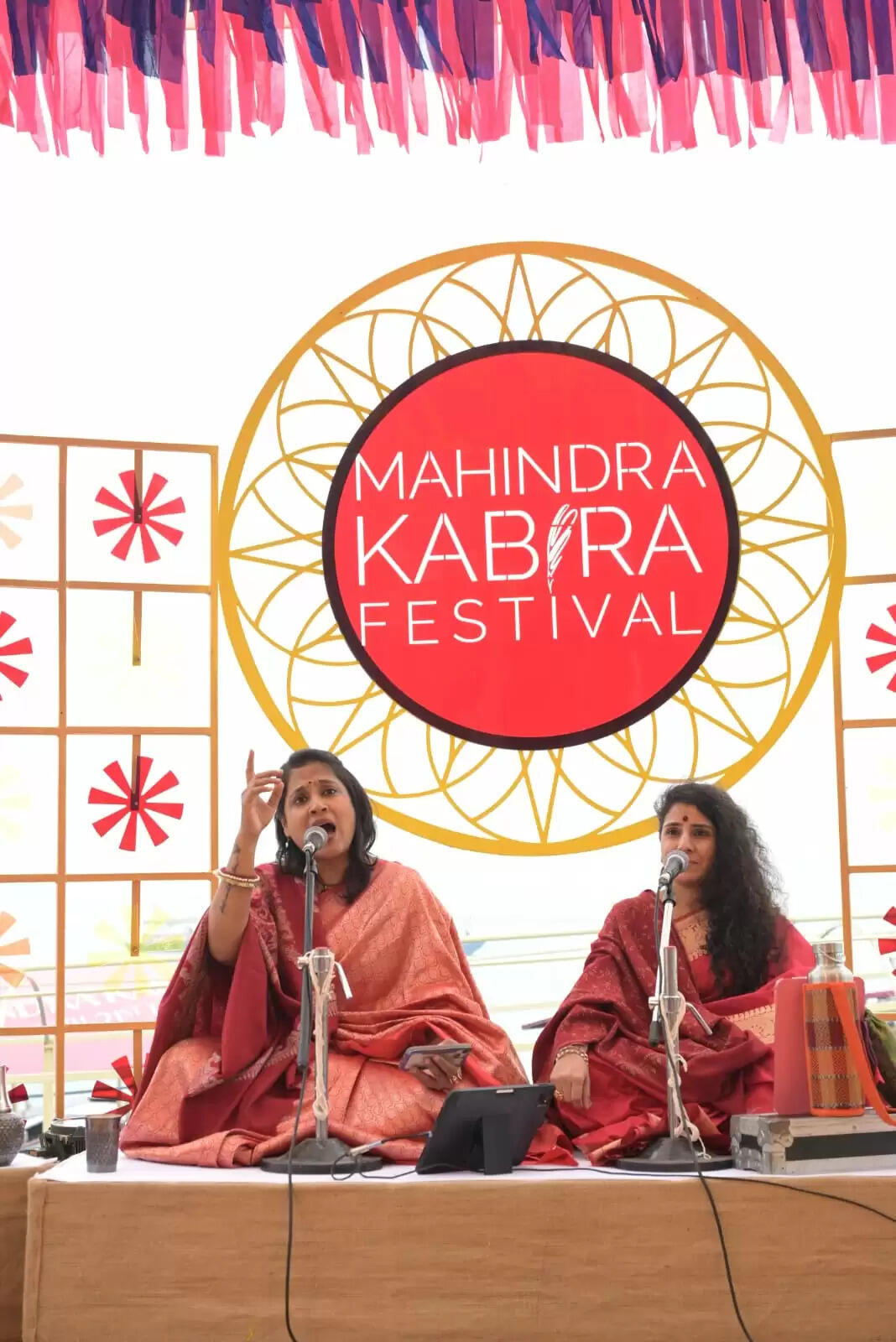 वाराणसी। महिंद्रा कबीरा फ़ेस्टिवल के भव्य उद्घाटन के बाद 20 दिसंबर को इसका दूसरा दिन भी यादगार रहा। इस दिन कबीर के जीवन, दर्शन और काव्य को समर्पित कार्यक्रमों के माध्यम से संगीत, विचार और भक्ति का सुंदर संगम देखने को मिला। शहर के ऐतिहासिक स्थल गुलेरिया कोठी और शिवाला घाट कबीर की वाणी से गूंज उठे।