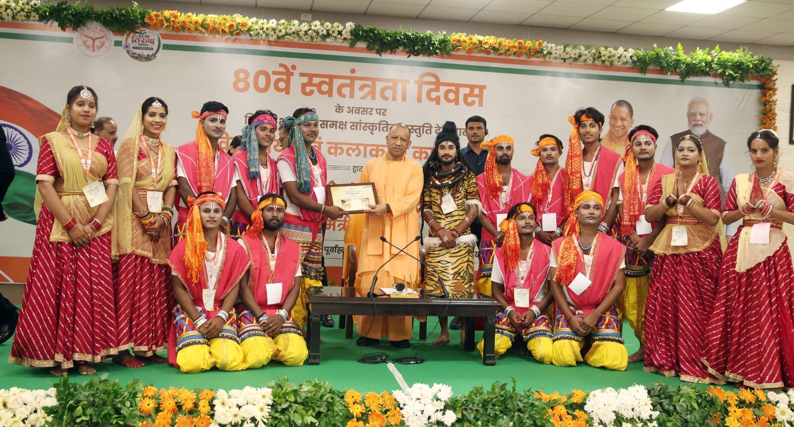 1.32 लाख से अधिक परिषदीय विद्यालयों और केजीबीवी में गूंजा- ‘भारत माता की जय’  - लगभग 1.48 करोड़ बच्चों ने तिरंगे को सलामी देकर राष्ट्रगान और वंदे मातरम् के सामूहिक गायन में लिया हिस्सा  - गीत, कविता, नृत्य, नाटक, तिरंगा रैली, वाद-विवाद और खेल प्रतियोगिताओं से जीवंत हुई स्वतंत्रता संग्राम की गौरवगाथा  - केजीबीवी की छात्राओं ने शिक्षा, सशक्तीकरण और राष्ट्रनिर्माण में बेटियों की भूमिका का दिया संदेश  - अभिभावकों और ग्रामीणों की सहभागिता से विद्यालयों में स्वतंत्रता दिवस बना जनभागीदारी का उत्सव  लखनऊ, 15 अगस्त। स्वतंत्रता दिवस के अवसर पर जब प्रदेश के 1.32 लाख से अधिक परिषदीय विद्यालयों और कस्तूरबा गांधी बालिका विद्यालयों में एक साथ ‘भारत माता की जय’ के जयघोष गूंजे, तो तिरंगे की छांव में नई पीढ़ी का राष्ट्रप्रेम और राष्ट्रनिर्माण का संकल्प एक साथ दिखाई दिया। स्वतंत्रता दिवस 2026 पर लगभग 1.41 करोड़ बच्चों ने तिरंगे को सलामी देकर राष्ट्रगान और वंदेमातरम् के सामूहिक गायन में सहभागिता की।   सुबह से ही विद्यालय परिसर देशभक्ति के रंग में रंगे रहे। तिरंगे, फूलों और रंग-बिरंगी सजावट के बीच बच्चों ने गीत, कविता, नृत्य, नाटक और तिरंगा रैली के माध्यम से आजादी के अमर नायकों के त्याग और बलिदान को याद किया। तिरंगे को सलामी देते बच्चों का उत्साह और ‘भारत माता की जय’ के जयघोष ने स्वतंत्रता दिवस के आयोजन को भावनात्मक और राष्ट्रप्रेरक स्वर दिया। इन आयोजनों ने यह संकल्प भी मजबूत किया कि शिक्षा से सशक्त नई पीढ़ी ही विकसित, एकजुट और आत्मनिर्भर भारत की मजबूत नींव तैयार करेगी।  राज्य स्तर पर भी शान से लहराया राष्ट्रध्वज स्वतंत्रता दिवस के अवसर पर महानिदेशक, स्कूल शिक्षा एवं राज्य परियोजना निदेशक कार्यालय/शिक्षा निदेशक (बेसिक) कैंप कार्यालय में महानिदेशक स्कूल शिक्षा मोनिका रानी एवं शिक्षा निदेशक (बेसिक) अनिल भूषण चतुर्वेदी ने संयुक्त रूप से ध्वजारोहण किया। इस अवसर पर बेसिक शिक्षा राज्यमंत्री (स्वतंत्र प्रभार) संदीप सिंह का संदेश पढ़कर सुनाया गया। संदेश में शिक्षा को राष्ट्रनिर्माण का सशक्त माध्यम बनाते हुए बच्चों के उज्ज्वल, सक्षम और जिम्मेदार भविष्य के निर्माण के संकल्प को रेखांकित किया गया।  शैक्षिक संस्थानों में अमर शहीदों को नमन राज्य शैक्षिक अनुसंधान एवं प्रशिक्षण परिषद (एससीईआरटी) में निदेशक गणेश कुमार तथा राज्य शैक्षिक तकनीकी संस्थान में निदेशक डॉ. मुकेश चंद्र ने ध्वजारोहण कर राष्ट्रध्वज को नमन किया। संयुक्त निदेशक डॉ. पवन सचान, प्रशासनिक अधिकारी लव कुमार की उपस्थिति में इस अवसर पर अमर शहीदों को भावभीनी श्रद्धांजलि अर्पित करते हुए स्वतंत्रता दिवस के महत्व को स्मरण किया गया। राष्ट्र की एकता, अखंडता और प्रगति के प्रति प्रतिबद्धता भी दोहराई गई।  देशभक्ति के रंग में रंगे विद्यालय प्रदेशभर के विद्यालयों में देशभक्ति गीत, नृत्य, कविताओं और नाटकों की प्रस्तुतियों ने स्वतंत्रता आंदोलन की गौरवगाथा को जीवंत किया। विभिन्न विद्यालयों में तिरंगा रैलियां निकाली गईं। वाद-विवाद और खेल प्रतियोगिताओं के माध्यम से बच्चों को स्वतंत्रता संग्राम के इतिहास, राष्ट्रीय मूल्यों और देश के प्रति जिम्मेदारी से जोड़ा गया। विद्यालय प्रांगणों में बच्चों की प्रस्तुतियों और सामूहिक गतिविधियों ने स्वतंत्रता दिवस को महज एक औपचारिक आयोजन से आगे बढ़ाकर सीख, सहभागिता और राष्ट्रप्रेम के उत्सव में बदल दिया।  बेटियों ने दिया राष्ट्रनिर्माण का संदेश प्रदेश के कस्तूरबा गांधी बालिका विद्यालयों में छात्राओं ने विशेष उत्साह के साथ स्वतंत्रता दिवस मनाया। गीत, कविता और नाट्य प्रस्तुतियों के माध्यम से उन्होंने स्वतंत्रता सेनानियों के शौर्य और बलिदान को याद किया। छात्राओं की प्रस्तुतियों ने यह संदेश भी दिया कि बेटियां शिक्षा, आत्मनिर्भरता और राष्ट्रनिर्माण की अग्रिम पंक्ति में अपनी भूमिका निभा रही हैं।  विद्यालय बने जनभागीदारी के केंद्र स्वतंत्रता दिवस समारोह में बच्चों के साथ अभिभावकों और ग्रामीणों ने भी उत्साहपूर्वक सहभागिता की। इससे विद्यालयों में आयोजित कार्यक्रम सामुदायिक उत्सव का रूप लेते दिखाई दिए। गांव से शहर तक विद्यालय परिसरों में तिरंगे के नीचे एकता, भाईचारे, प्रेम और देशभक्ति का संदेश गूंजता रहा।