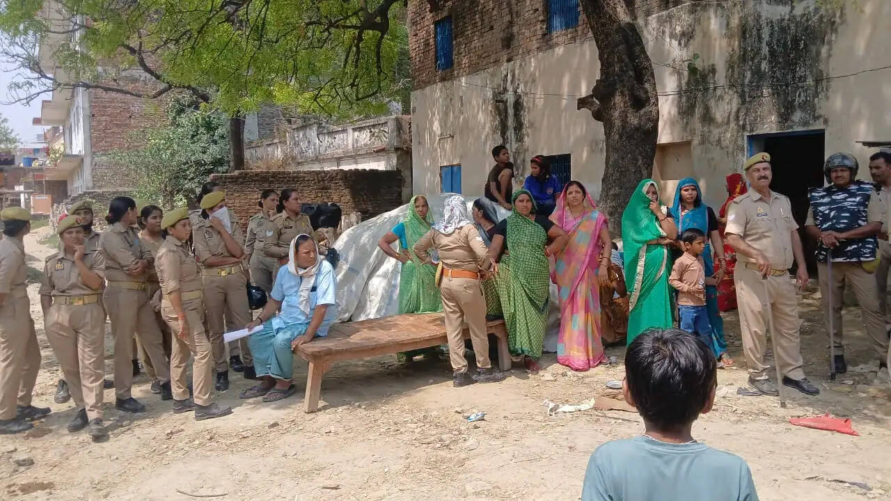 अवलेशपुर में गरजा बुलडोजर, अतिक्रमण हटाने पहुंची टीम तो महिलाओं ने मिठाई-पानी देकर जताया विरोध