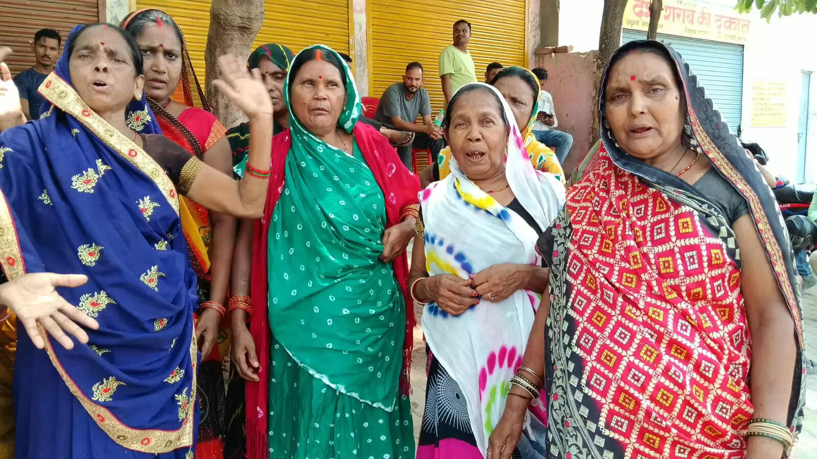 वाराणसी: जयप्रकाश नगर में शराब दुकान के खिलाफ स्थानीय लोगों का जोरदार प्रदर्शन